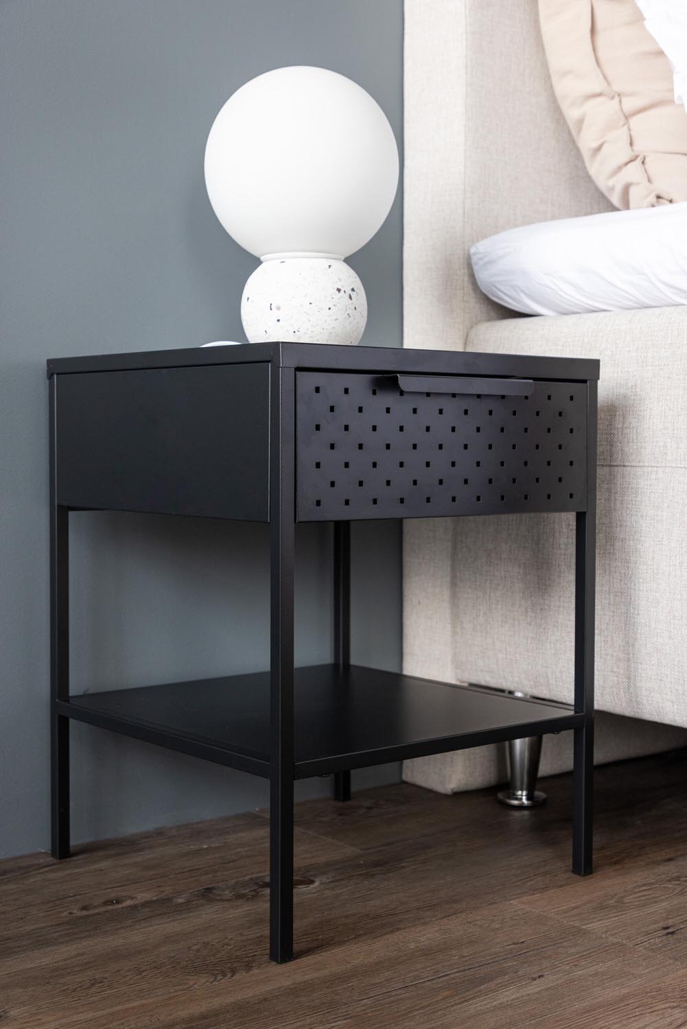 Sacramento Kommode in Schwarz präsentiert im Onlineshop von KAQTU Design AG. Nachttisch ist von Venture Home
