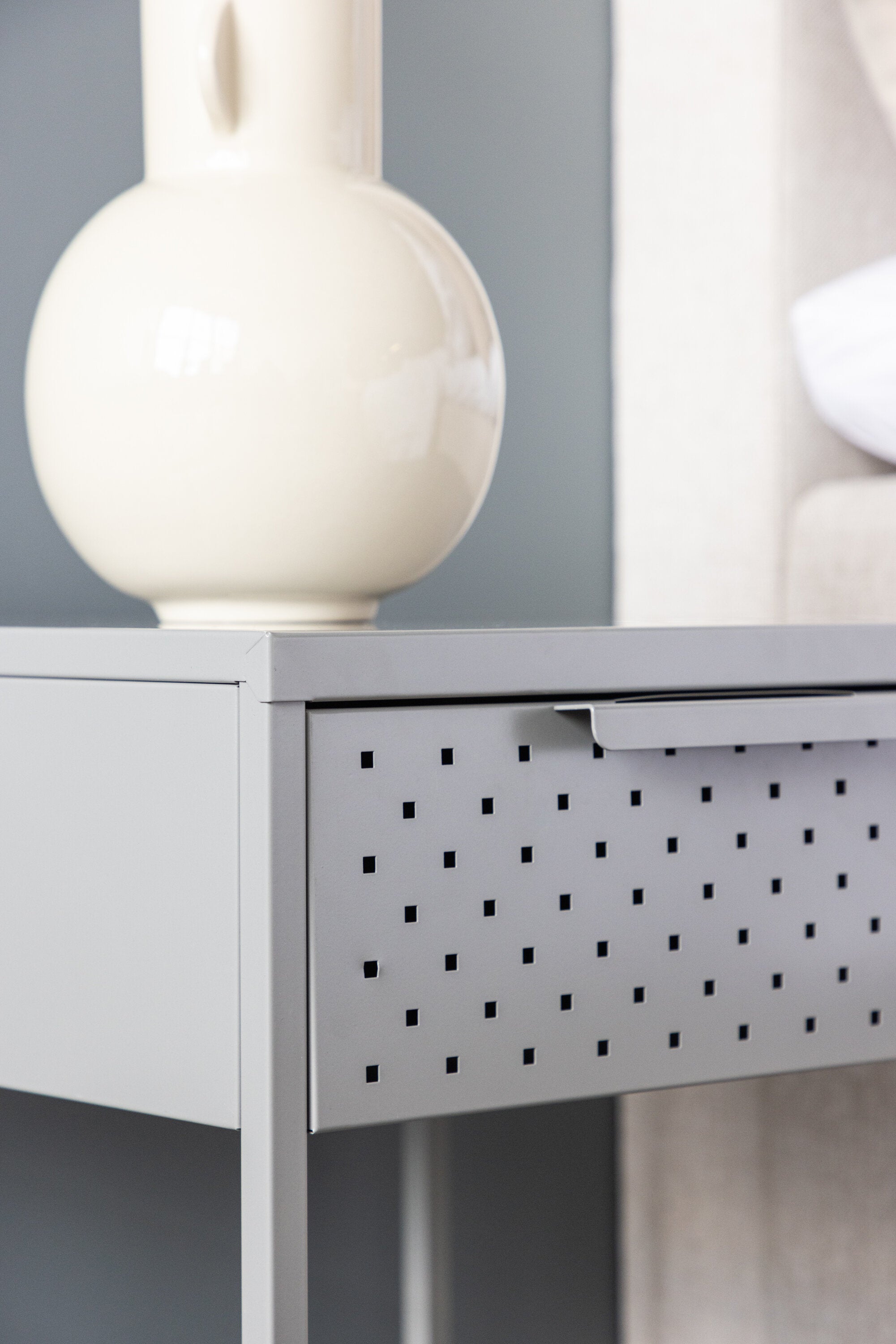 Sacramento Kommode in Hellgrau präsentiert im Onlineshop von KAQTU Design AG. Nachttisch ist von Venture Home