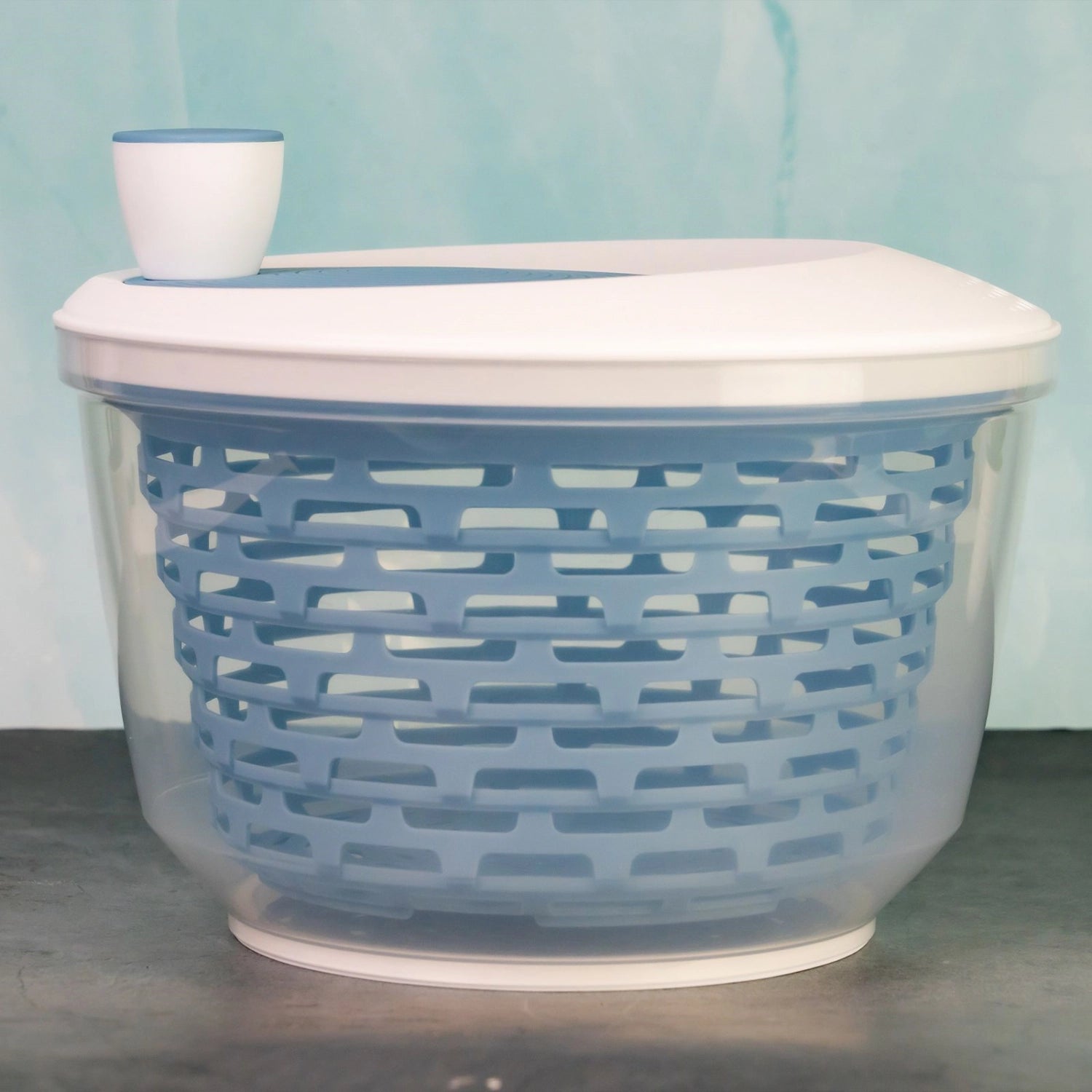 Moderne Spinderella Salatschleuder in elegantem Blau, rutschfestes Design für sicheren Halt und großzügiges 4.4l Volumen für frische Salate.