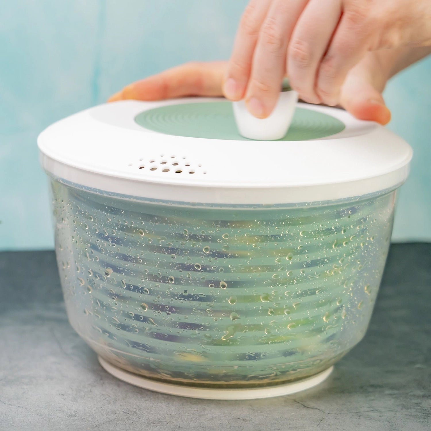 Spinderella Salatschleuder 4.4l rutschfest, mint in Grün präsentiert im Onlineshop von KAQTU Design AG. Salatzubehör ist von Westmark