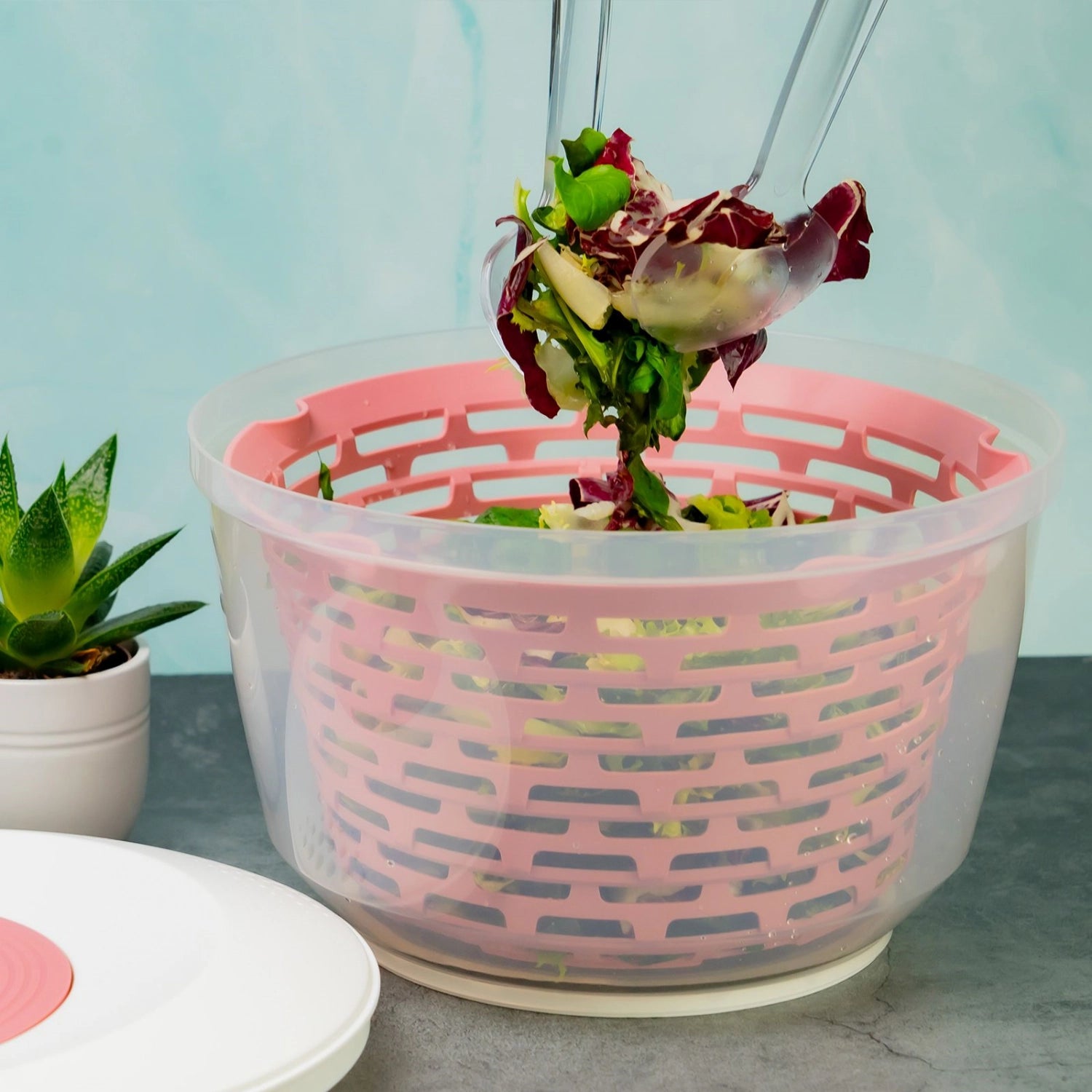 Stylische Salatschleuder in Rosa von Westmark, rutschfeste Basis, 4.4l Fassungsvermögen, ideal für frisches und trockenes Gemüse.