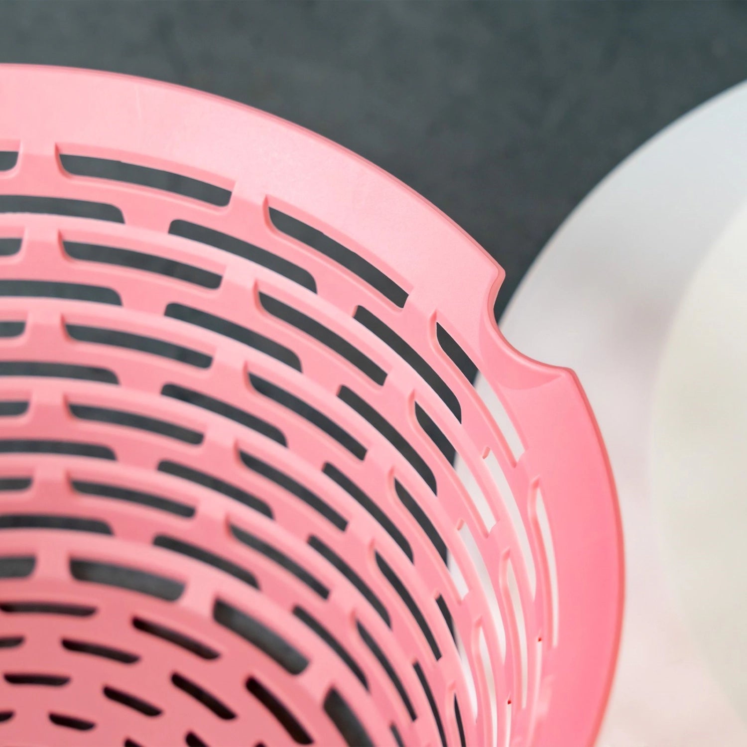Moderne Salatschleuder in ansprechendem Rosa, 4.4l Volumen, mit rutschfester Unterlage für sicheres Schleudern von Salat und Gemüse.