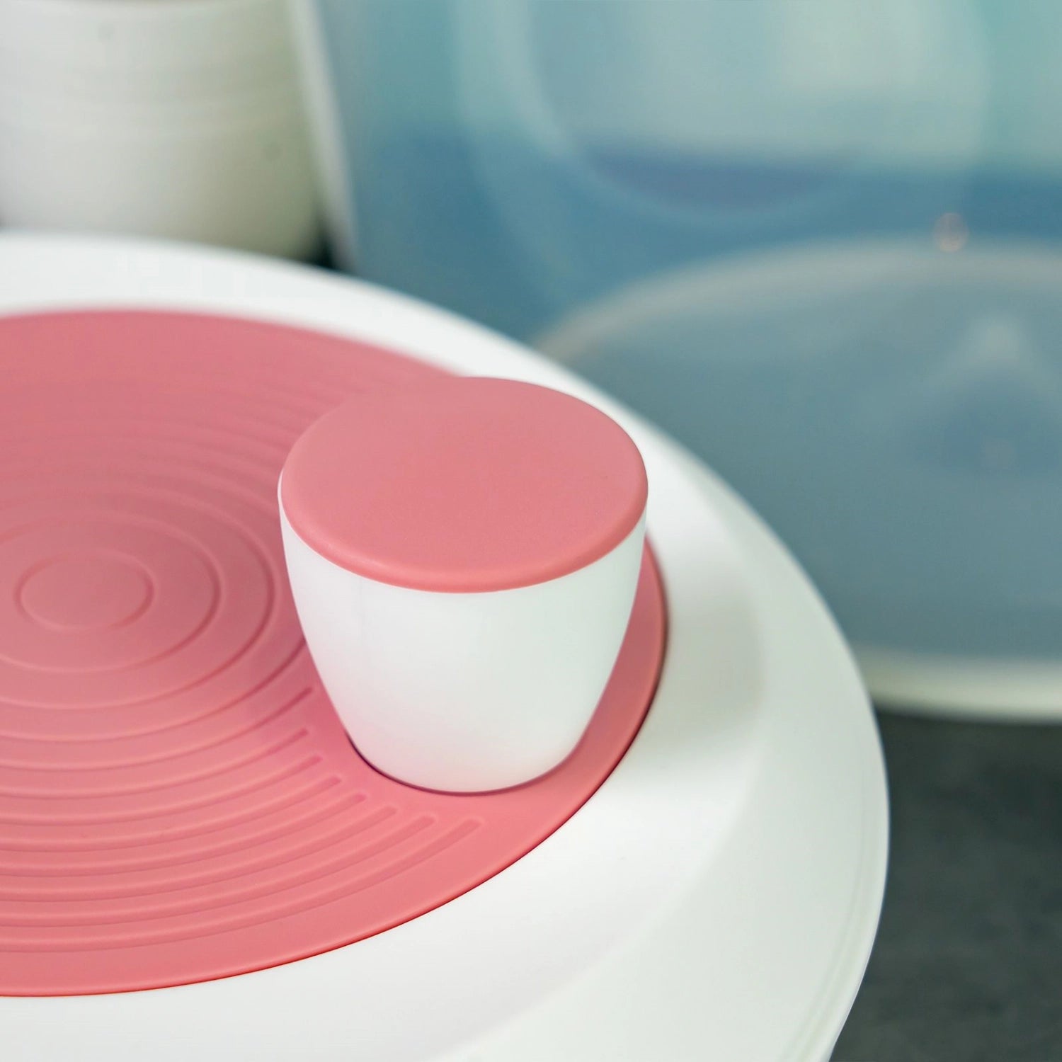 Praktische Salatschleuder in elegantem Rosa, 4.4l Fassungsvermögen, rutschfeste Basis für müheloses und sicheres Trocknen von frischem Salat.