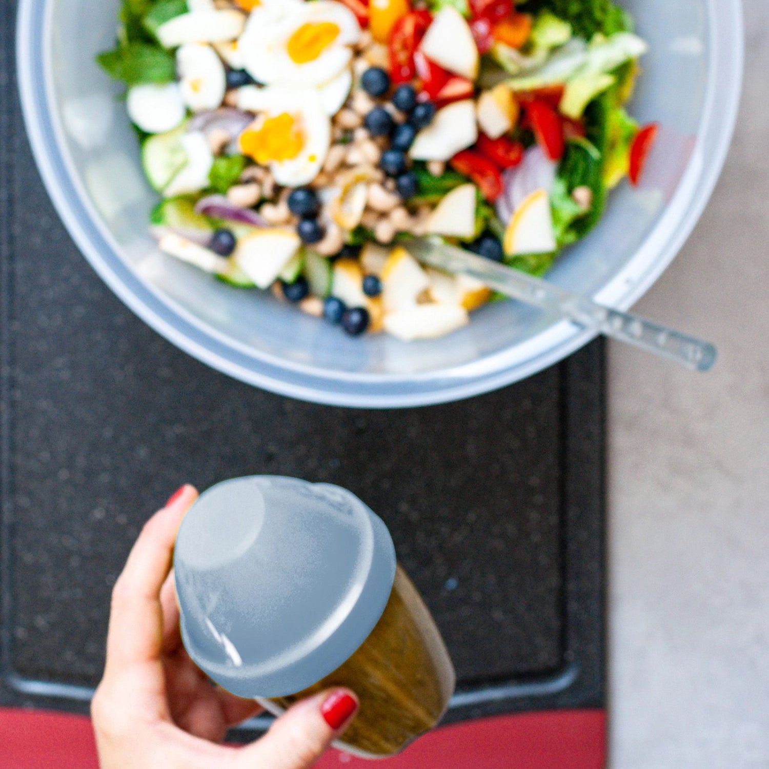 Mix-Ei Schüttelbecher 0.25l blau in Blau präsentiert im Onlineshop von KAQTU Design AG. Küchenhelfer ist von Westmark