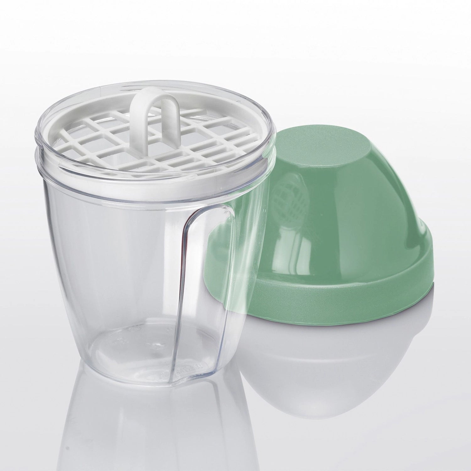 Praktischer Schüttelbecher in zartem Mintgrün, 0.25l, perfekt zum Mischen von Getränken, Saucen und mehr – ein Must-Have für jede Küche.