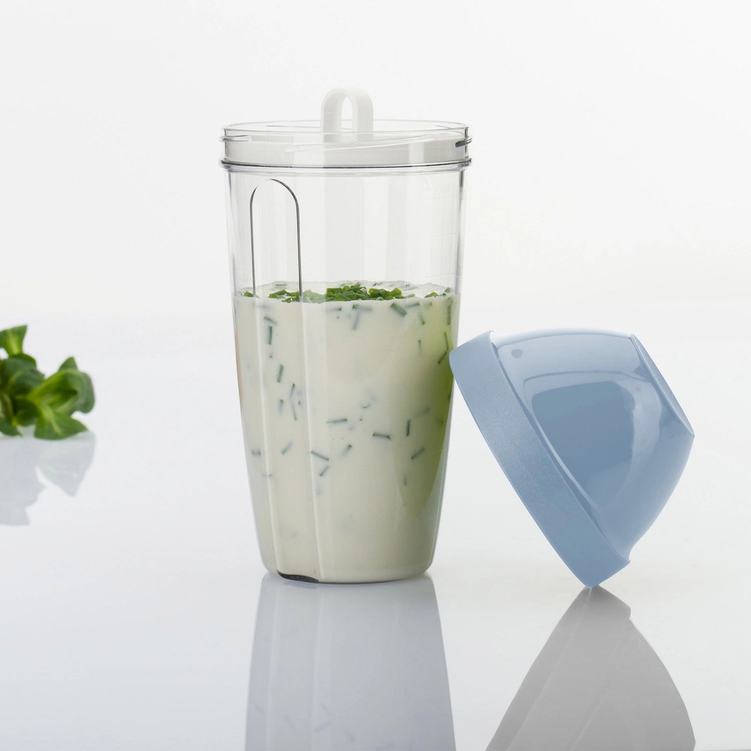 Maxi Schüttelbecher 0.5l blau in Blau präsentiert im Onlineshop von KAQTU Design AG. Küchenhelfer ist von Westmark