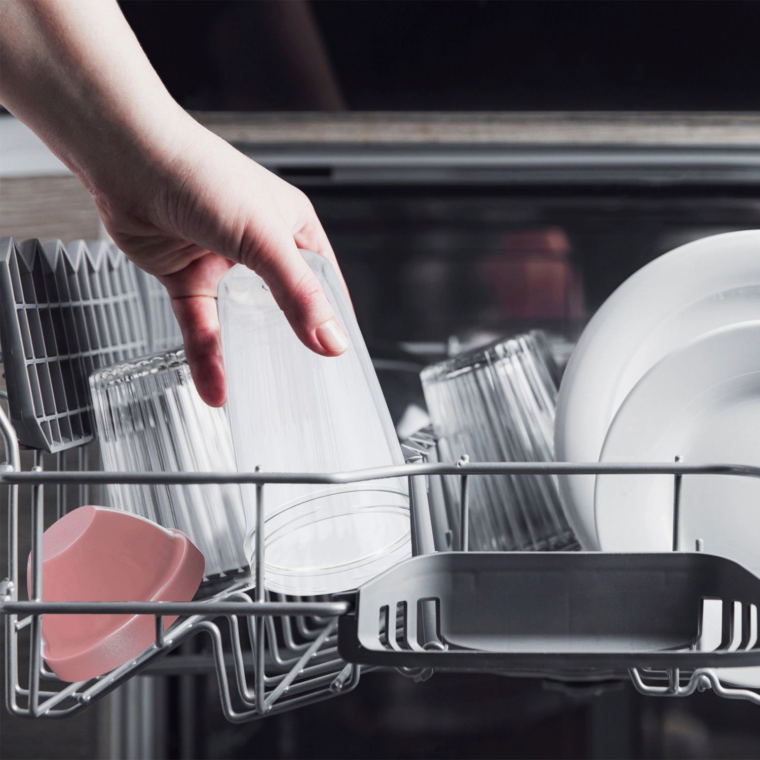 Maxi Schüttelbecher 0.5l rosa in Pink präsentiert im Onlineshop von KAQTU Design AG. Küchenhelfer ist von Westmark