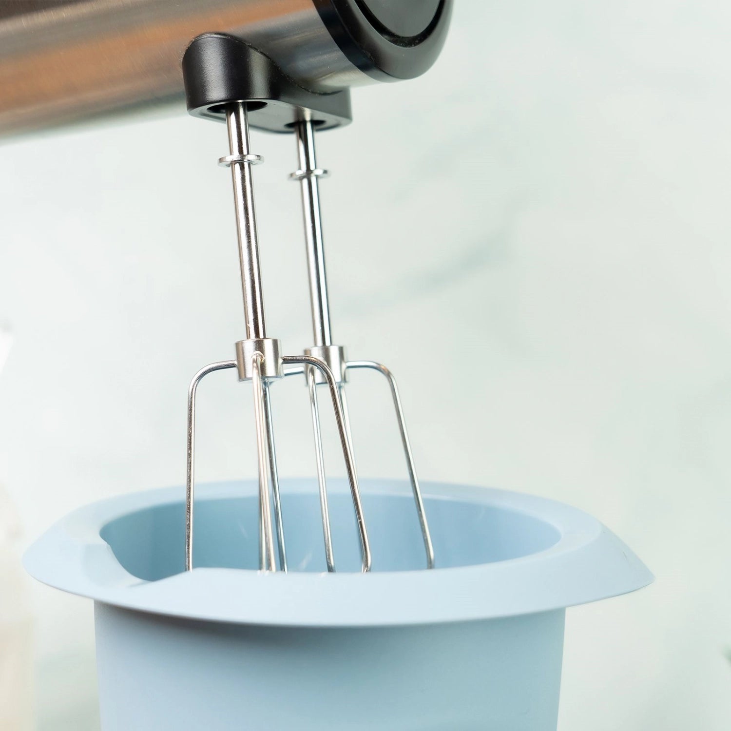 Blauer Quirltopf ohne Deckel mit 1 Liter Fassungsvermögen, ideal für die Zubereitung von Speisen, von Westmark, praktischer Küchenhelfer.