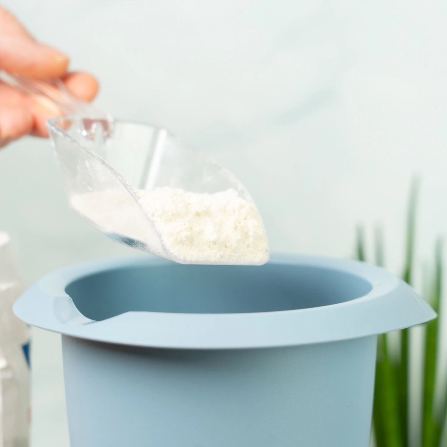 Stylischer blauer Quirltopf ohne Deckel mit 1 Liter Fassungsvermögen, ideal für kreative Koch- und Backprojekte in jeder modernen Küche.