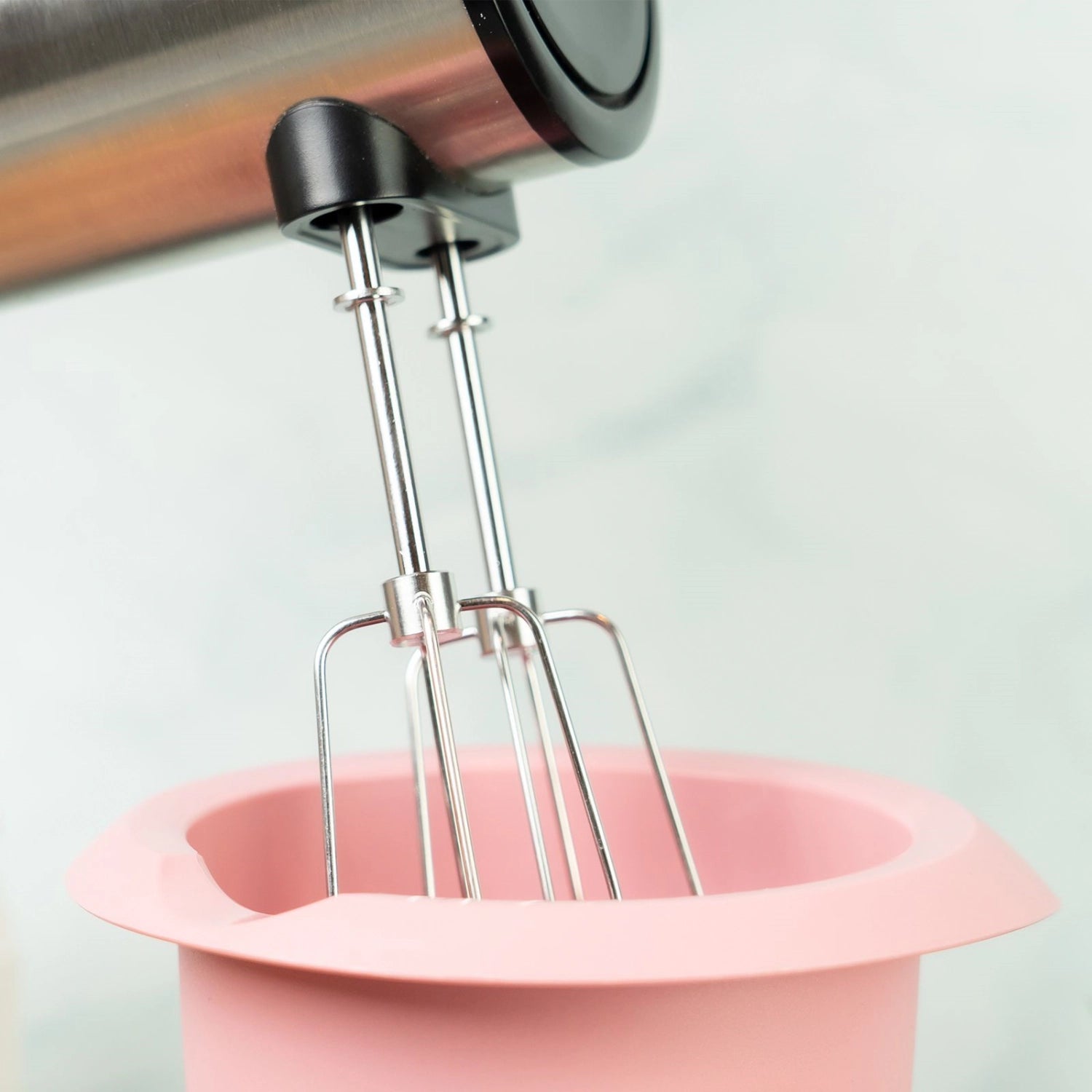 Rosa Quirltopf ohne Deckel mit 1 Liter Fassungsvermögen, idealer Küchenhelfer von Westmark für vielseitige Anwendungen in der Küche.
