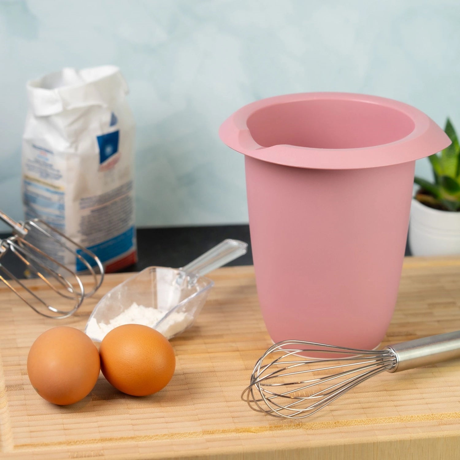 Stylischer rosa Quirltopf ohne Deckel mit 1 Liter Volumen, perfekt für das Mischen und Zubereiten von Zutaten in der modernen Küche.