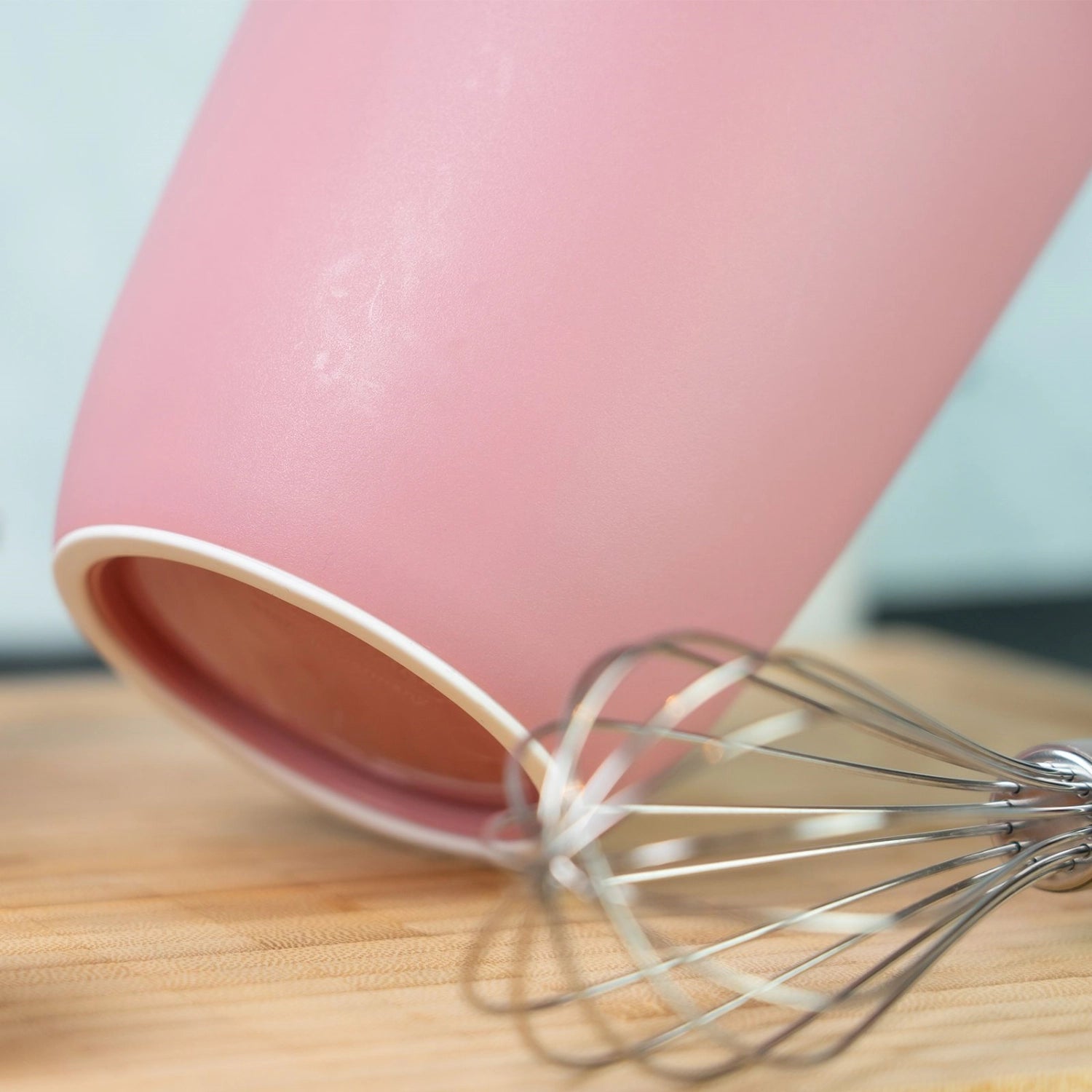 Stylischer Quirltopf ohne Deckel in sanftem Rosa, 1 Liter, perfekt für kreative Kochideen und vielseitige Küchenanwendungen.