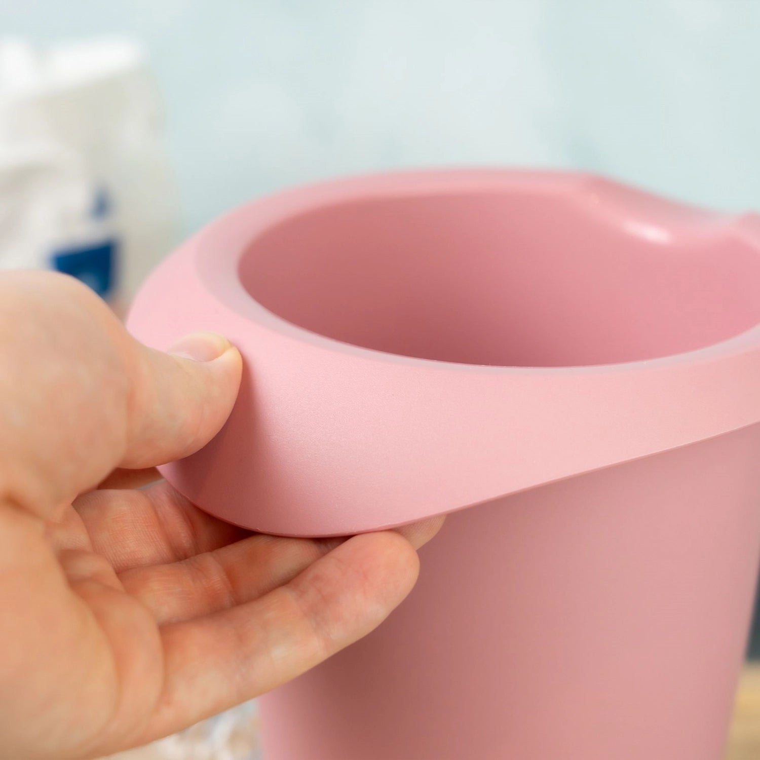 Praktischer Quirltopf in zartem Rosa, 1 Liter, ideal für das Mischen und Zubereiten von Speisen in der modernen Küche.