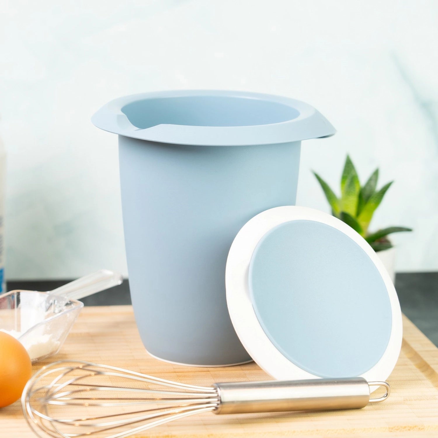 Blauer Quirltopf mit Spritzschutz von Westmark, ideal für müheloses Mixen und Rühren in der Küche, 1 Liter Fassungsvermögen für vielseitige Nutzung.