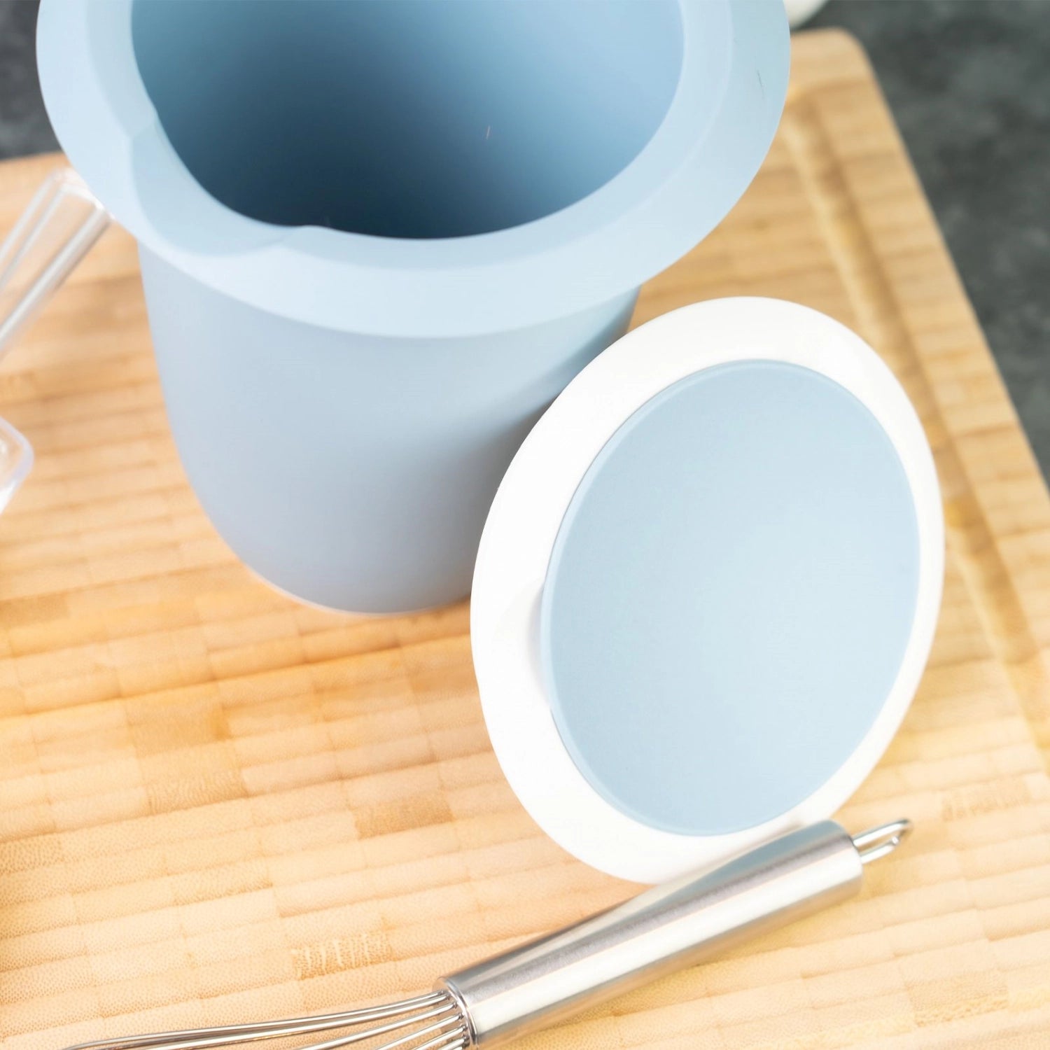 Praktischer blauer Quirltopf mit Spritzschutz von Westmark, perfekt zum einfachen Mixen und Rühren, 1 Liter für vielfältige Küchenanwendungen.