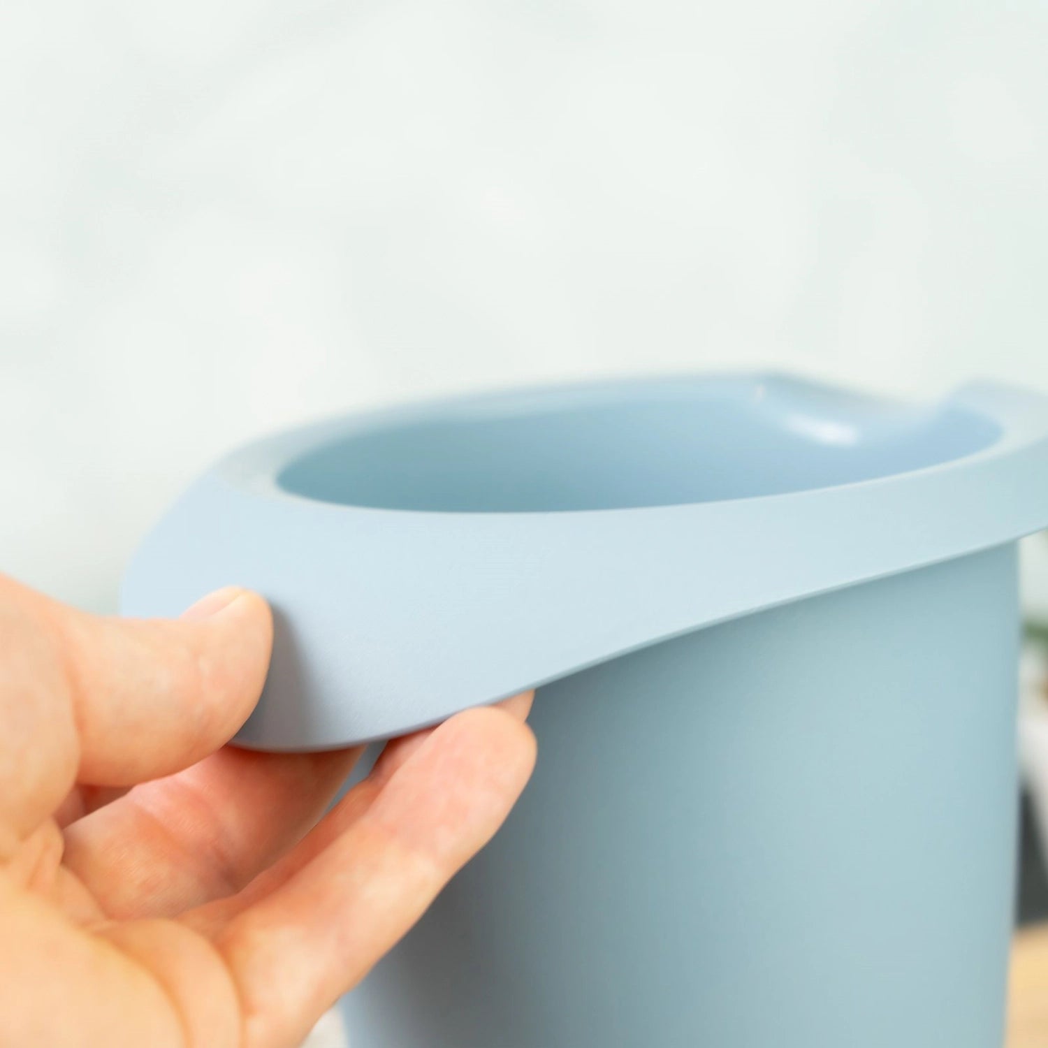 Blauer Quirltopf mit Spritzschutz von Westmark, ideal für müheloses Mixen und Rühren in der Küche, 1 Liter Fassungsvermögen für vielseitige Anwendungen.