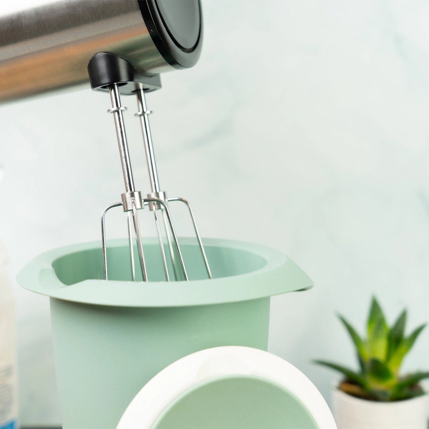 Mintfarbener Quirltopf mit Spritzschutz von Westmark, ideal für die Zubereitung von Speisen ohne Spritzer. Praktischer Küchenhelfer für jede Küche.