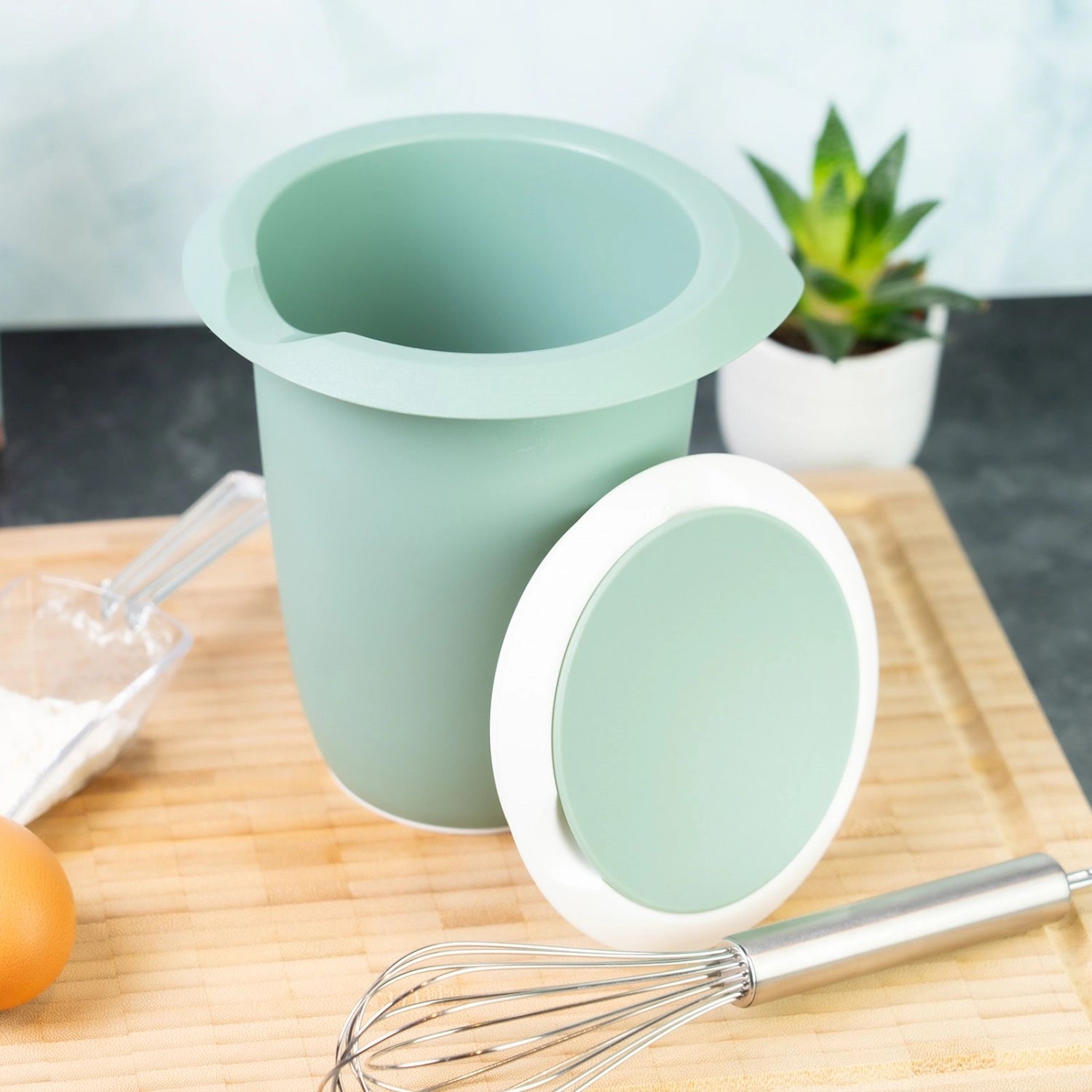 Praktischer Quirltopf in mint mit Spritzschutz von Westmark, ideal für sauberes Mixen und Rühren in der Küche, 1 Liter Fassungsvermögen.