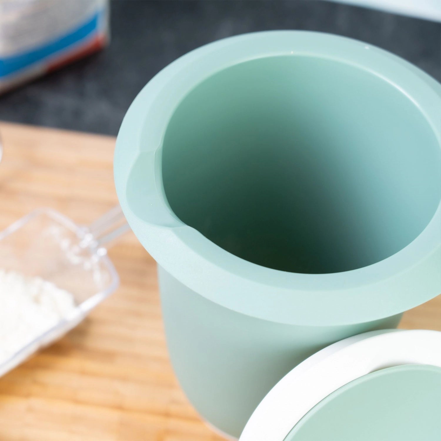 Stylischer Quirltopf in mintgrün mit Spritzschutz von Westmark, perfekt für müheloses Mixen und Rühren, 1 Liter Volumen für vielseitige Küchenanwendungen.