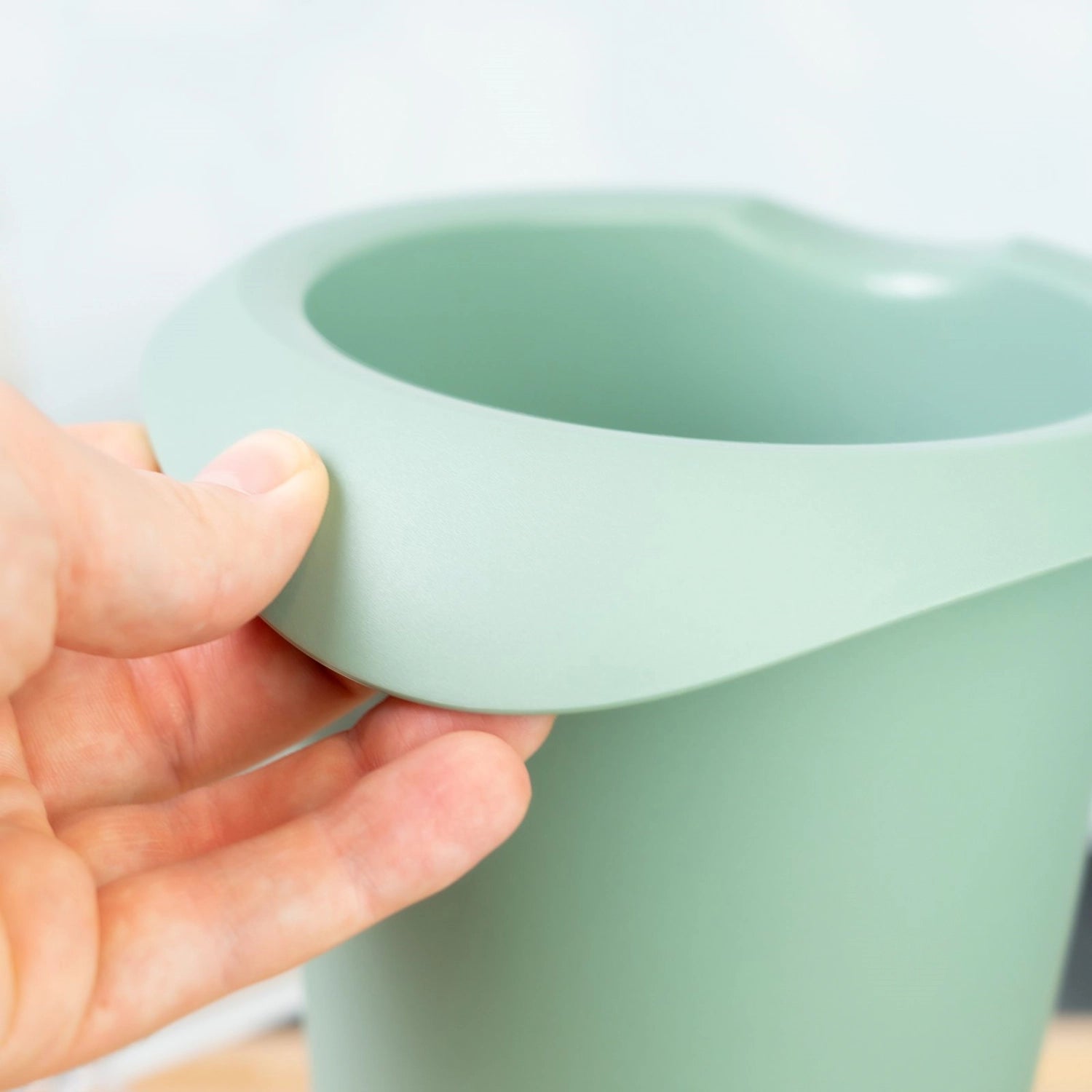 Praktischer Quirltopf in frischem Mintgrün mit integriertem Spritzschutz von Westmark, ideal für sicheres und sauberes Mixen in der Küche.