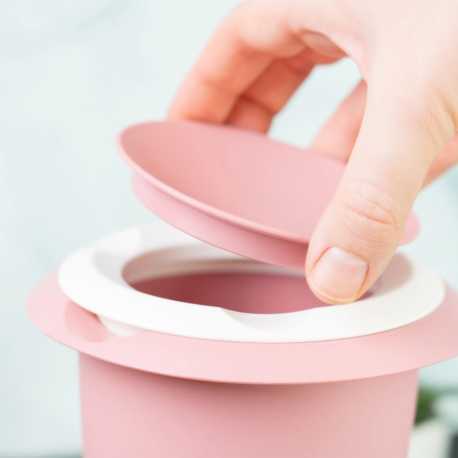 Rosa Quirltopf mit Spritzschutz von Westmark, perfekt für müheloses Rühren und Backen. Stilvolles Küchenutensil für weniger Spritzer und mehr Freude beim Kochen.