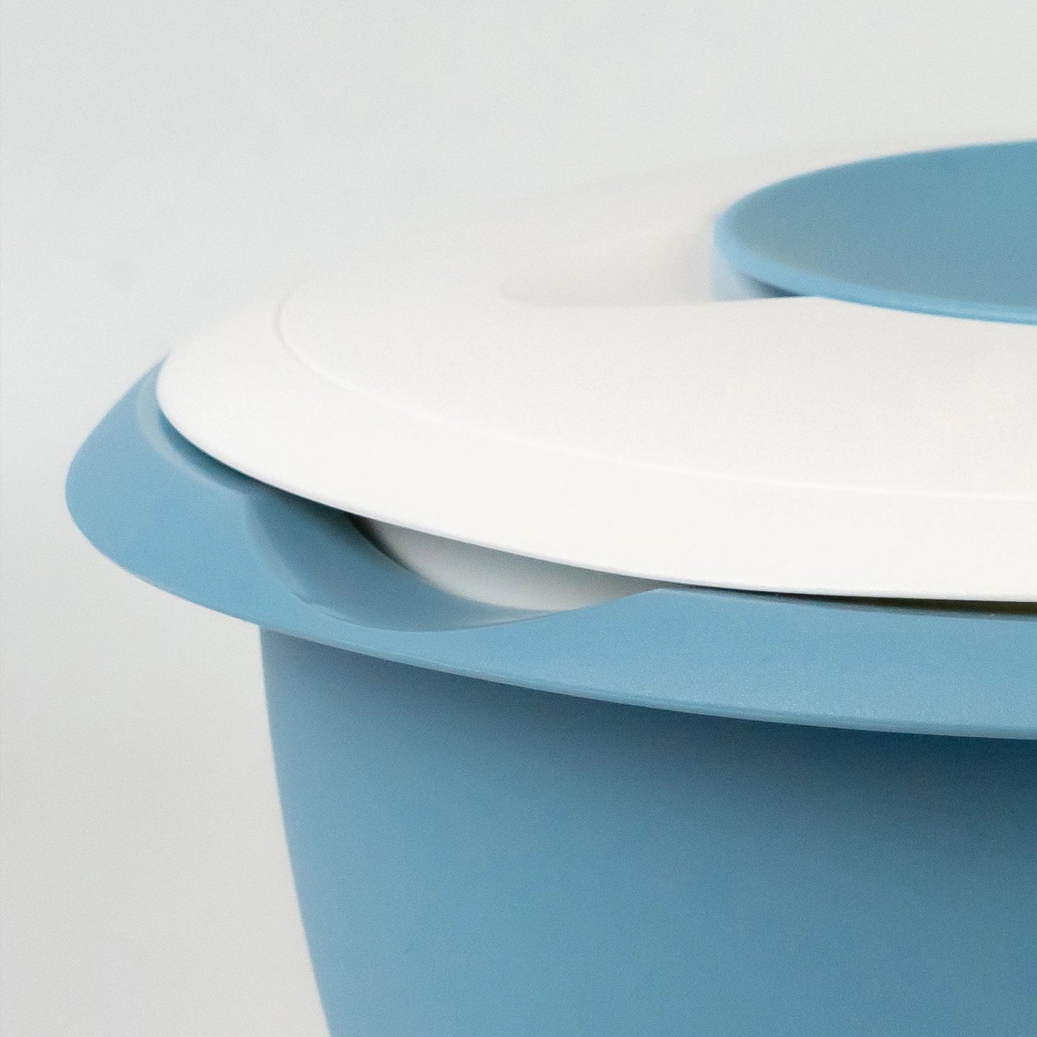 Praktische Rührschüssel in elegantem Blau, 2,5 l Volumen, ideal für müheloses Mixen und Spritzschutz für weniger Küchenchaos.