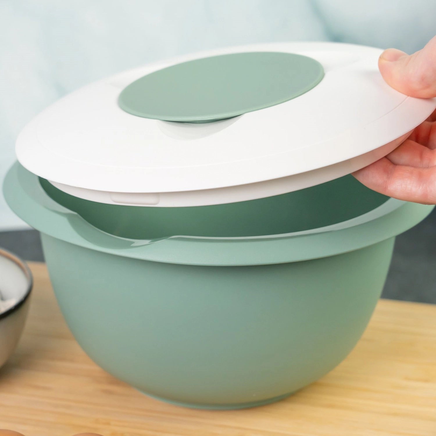 Elegante mintfarbene Rührschüssel mit praktischem Spritzschutz von Westmark, 2.5l, perfekt für sauberes Rühren und Backen in jeder Küche.
