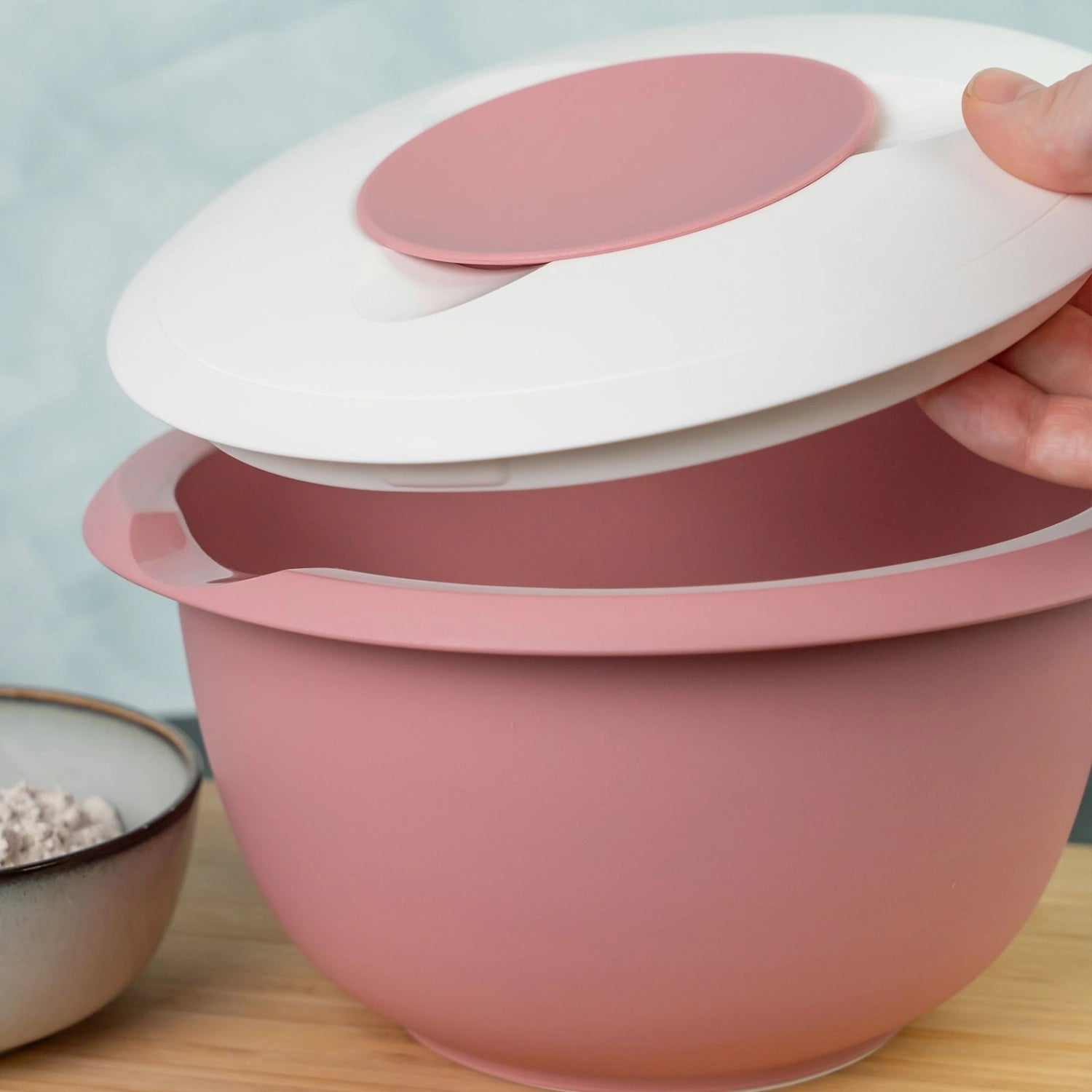 Praktische 2.5l Rührschüssel in Rosa mit Spritzschutz von Westmark, perfekt für müheloses und sauberes Mixen in der Küche.