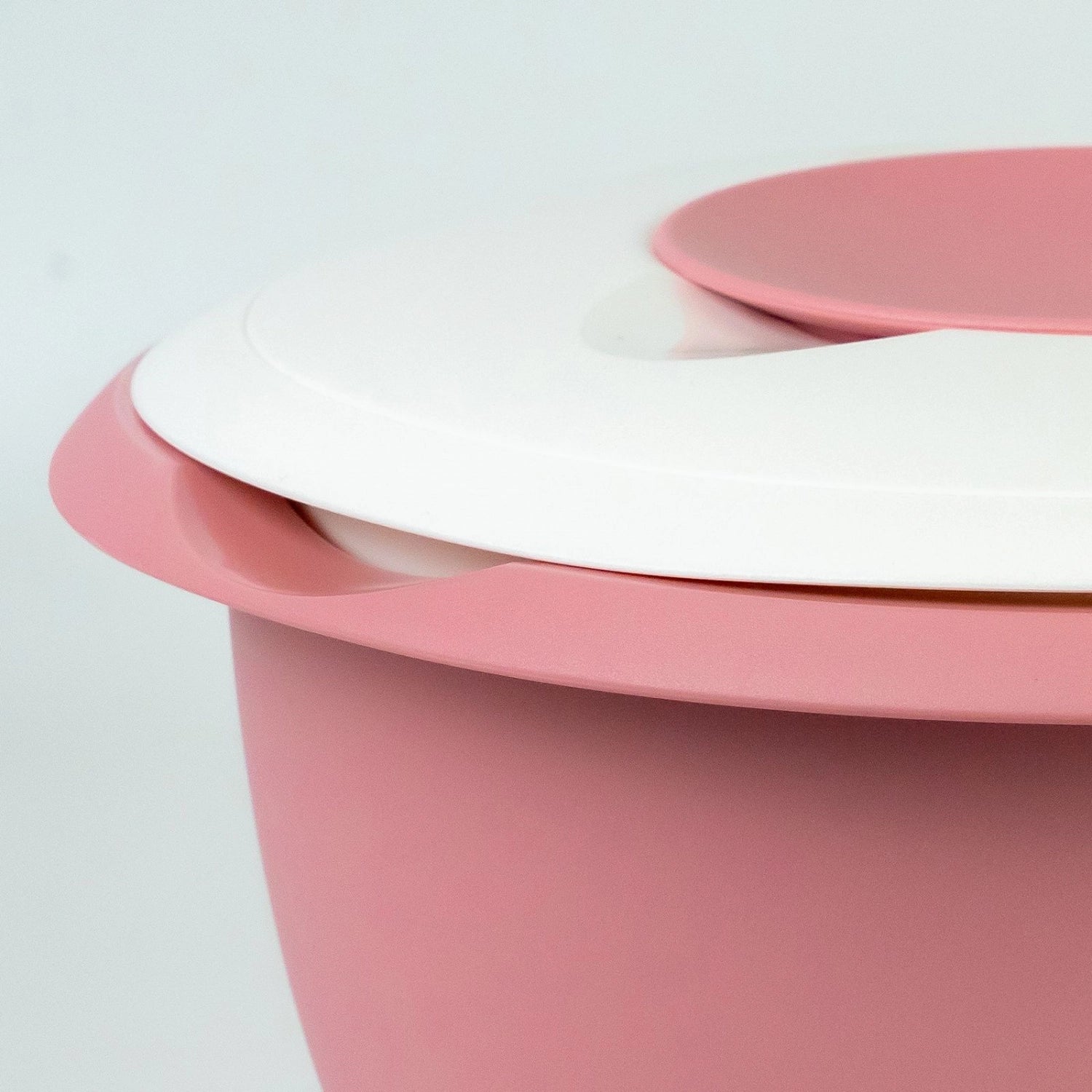 Praktische Rührschüssel in sanftem Rosa mit 2,5 l Fassungsvermögen und integriertem Spritzschutz von Westmark, perfekt für müheloses Kochen.