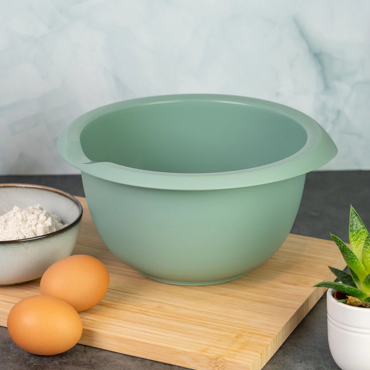 Stilvolle mintfarbene Rührschüssel von Westmark mit 3,5 l Volumen, perfekt für das Mischen und Zubereiten von Zutaten in der Küche.