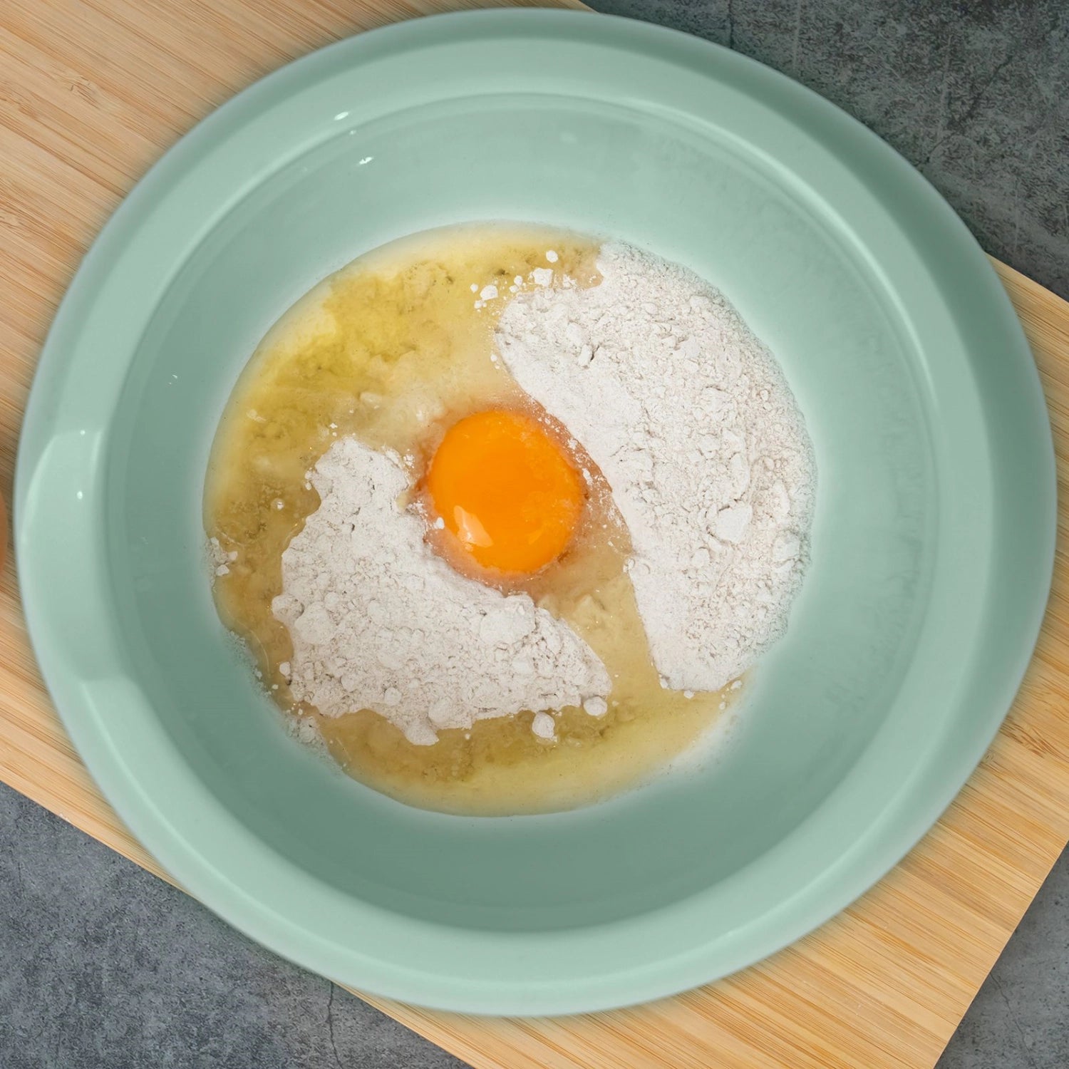 Moderne Rührschüssel in sanftem Mintgrün von Westmark, ideal für das Zubereiten und Mischen von Speisen mit einem Fassungsvermögen von 3,5 l.