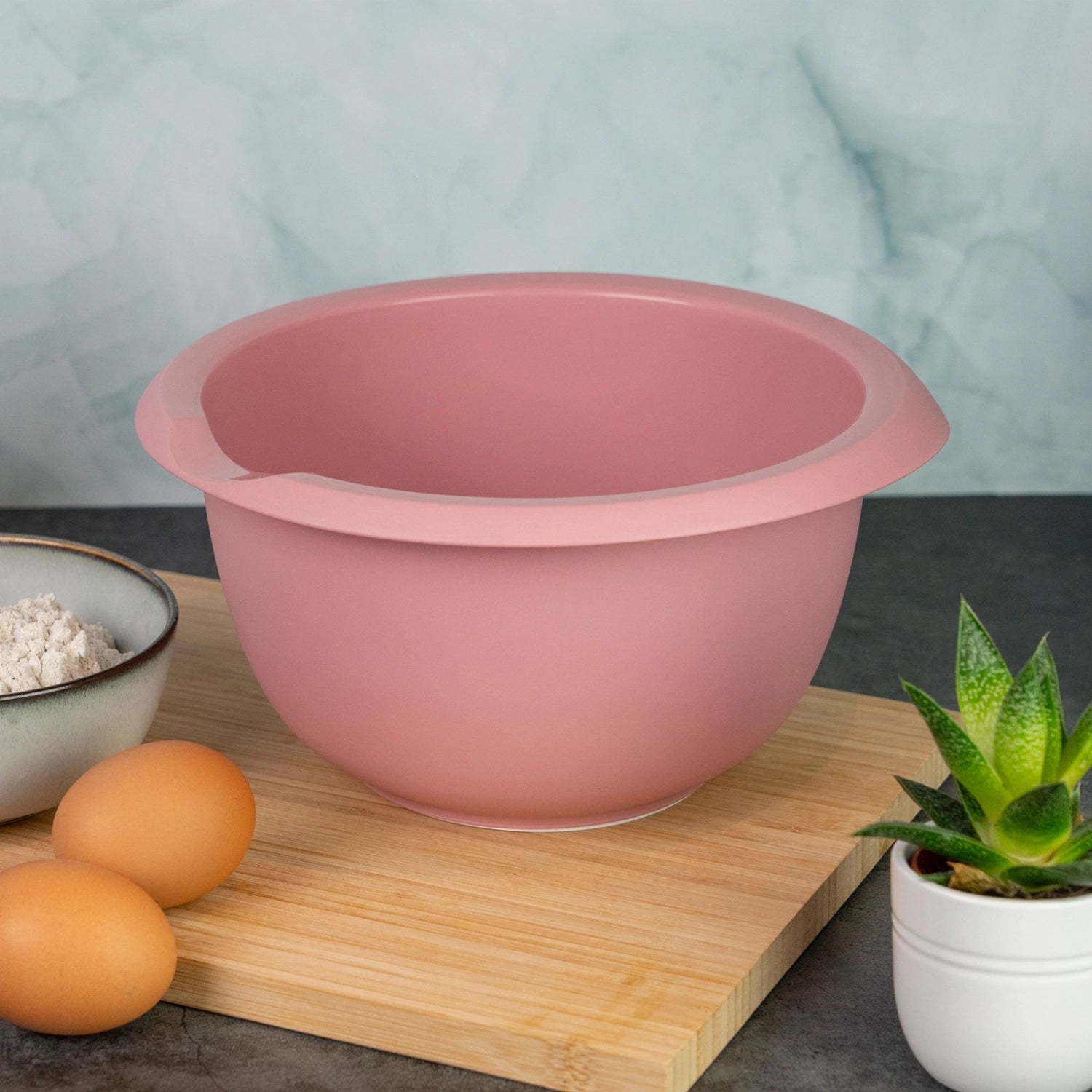 Elegante rosa Rührschüssel von Westmark mit 3,5 l Fassungsvermögen, perfekt für das Mischen und Zubereiten von Zutaten in der Küche.
