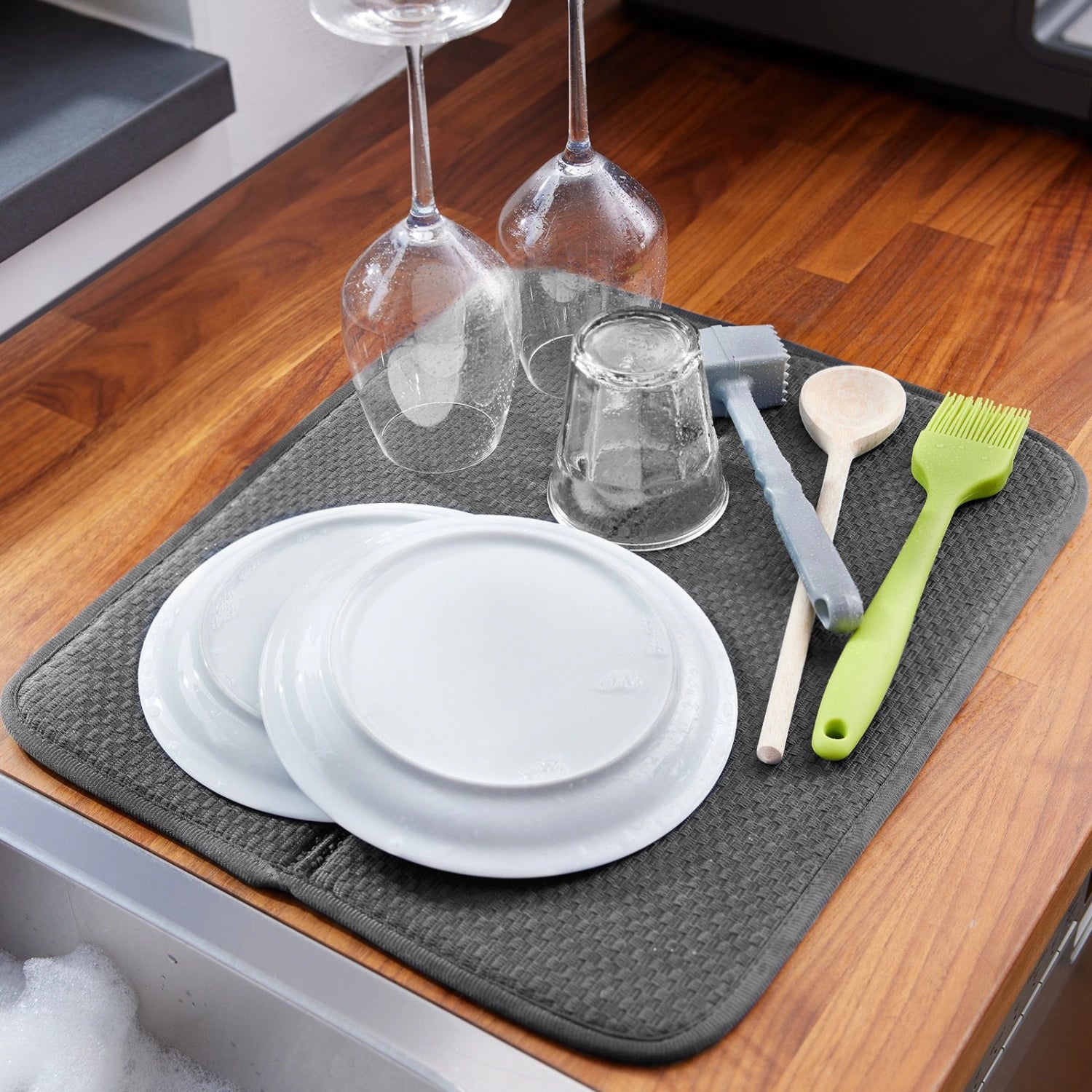 Praktisches 2er Set Abtropfmatten aus robustem Textil in stilvollem Silber, ideal für die Küche und Bar zum sicheren Abtropfen von Geschirr und Gläsern.
