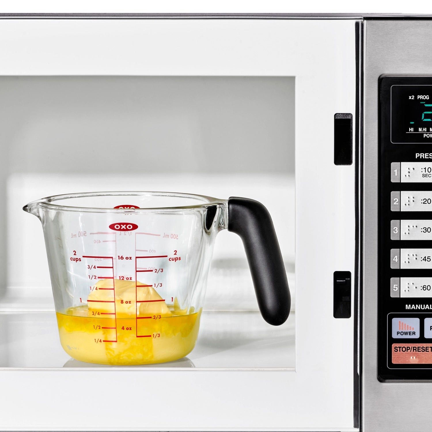 OXO Good Grips Messbecher aus Glas mit 500 ml Fassungsvermögen und praktischem Silikondeckel, ideal für präzises Messen in der Küche.