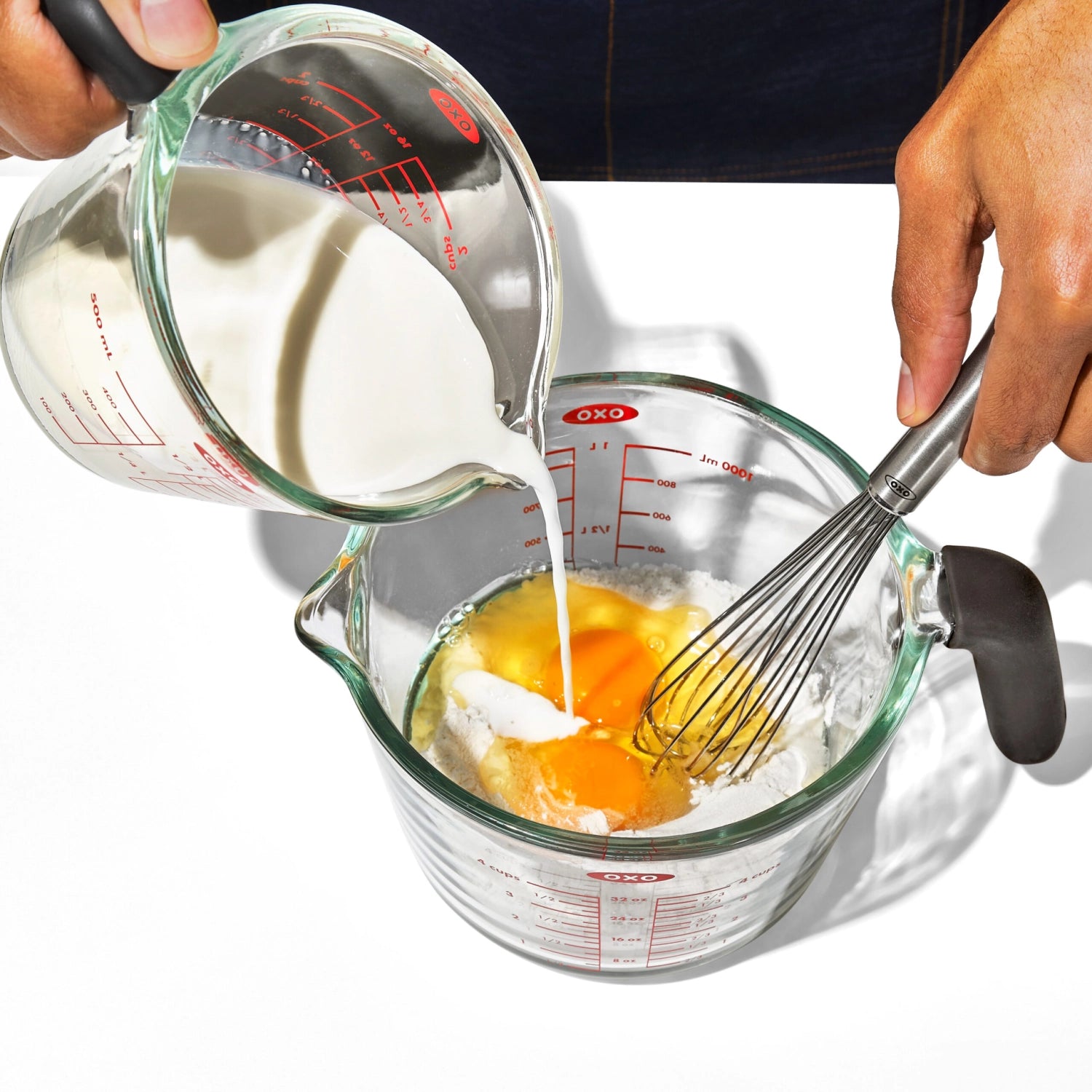 Transparenter 500 ml Messbecher aus Glas von OXO mit einem flexiblen Silikondeckel, perfekt für genaue Messungen und einfaches Ausgießen.