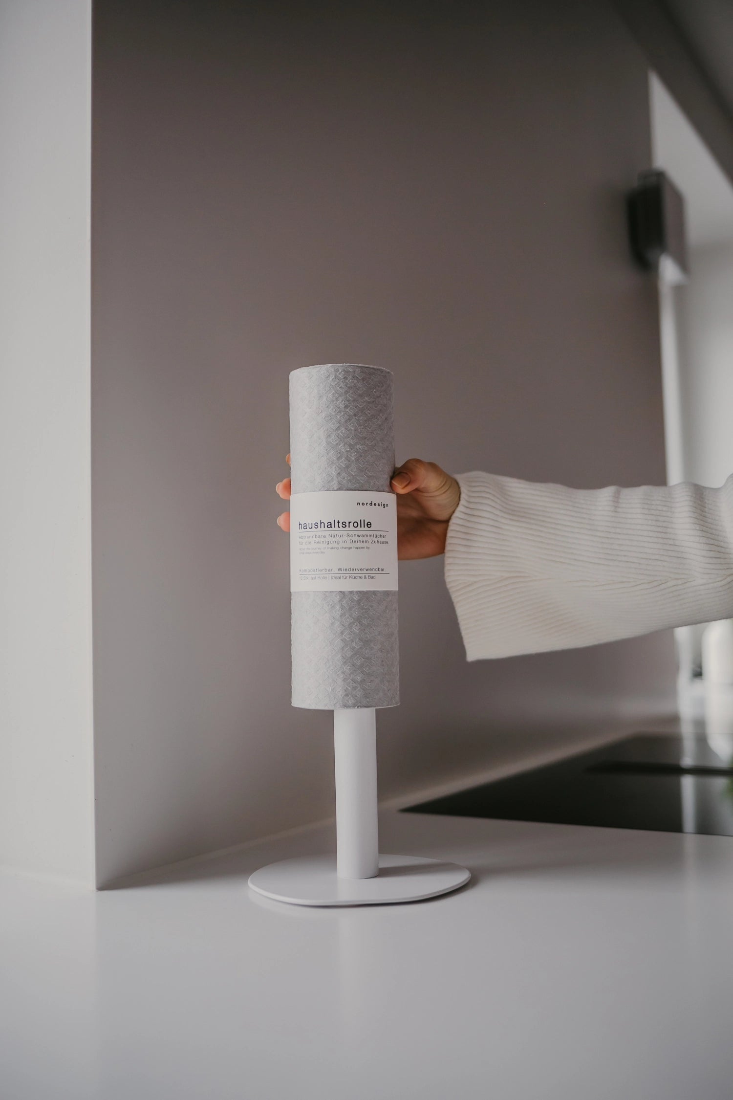 Weißer Küchenrollenhalter von Nordesign, stilvoll und funktional, perfekt für die Aufbewahrung von Küchenpapierrollen in jedem modernen Zuhause.