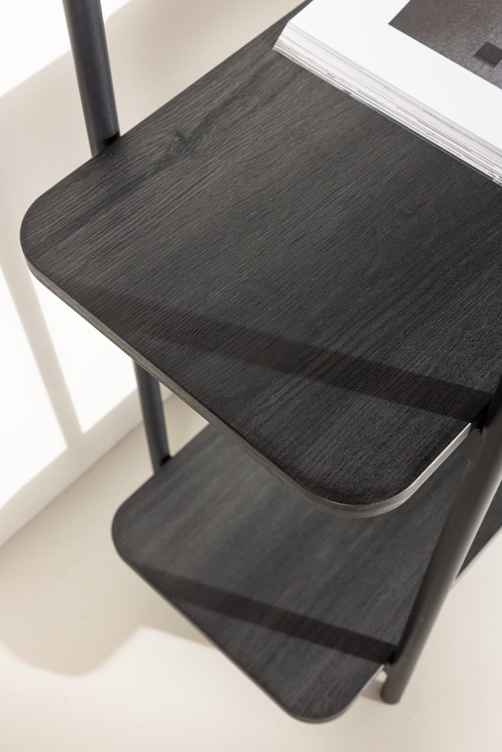 Heim Regal in Schwarz präsentiert im Onlineshop von KAQTU Design AG. Standregal ist von Vind