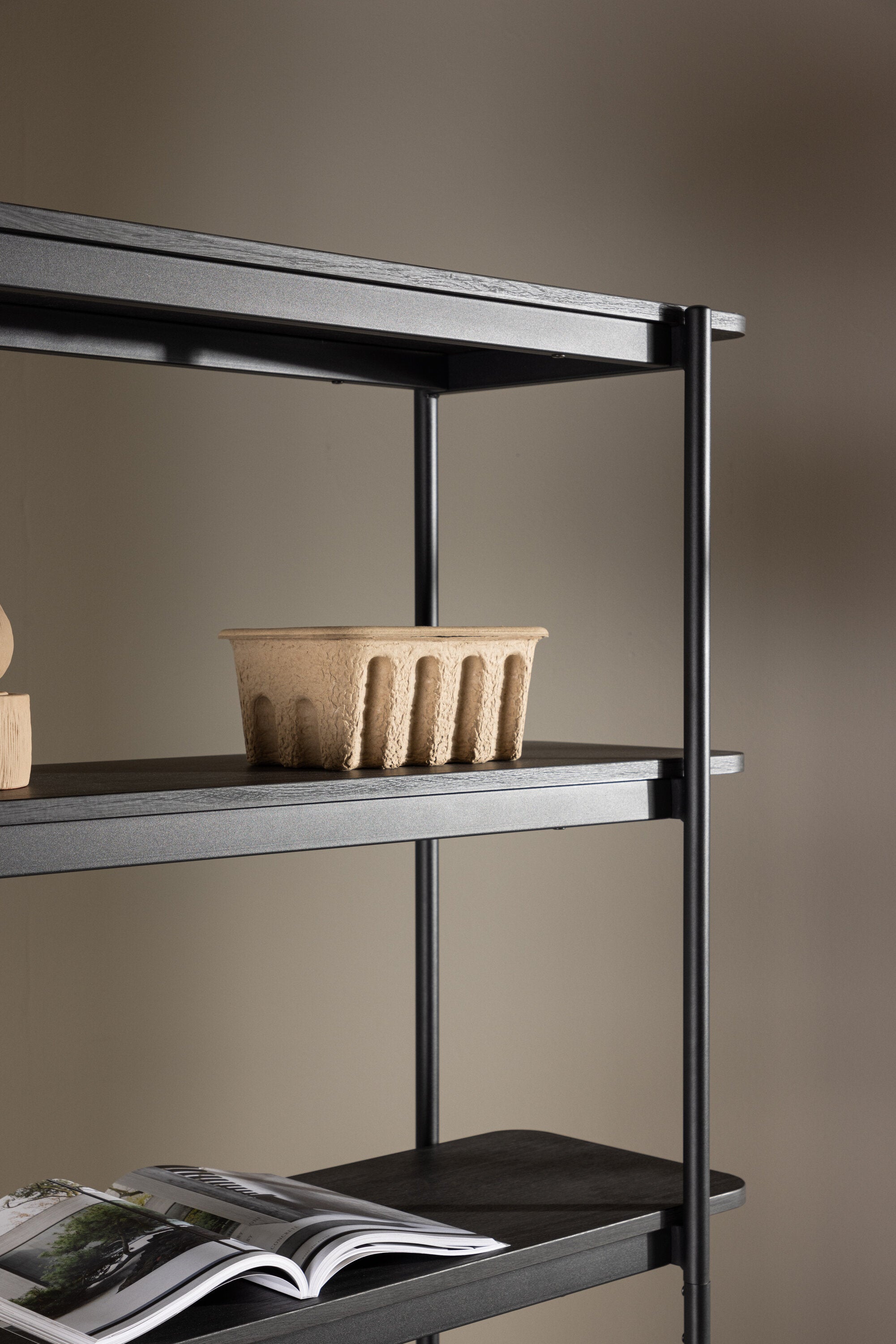 Heim Regal in Schwarz präsentiert im Onlineshop von KAQTU Design AG. Standregal ist von Vind