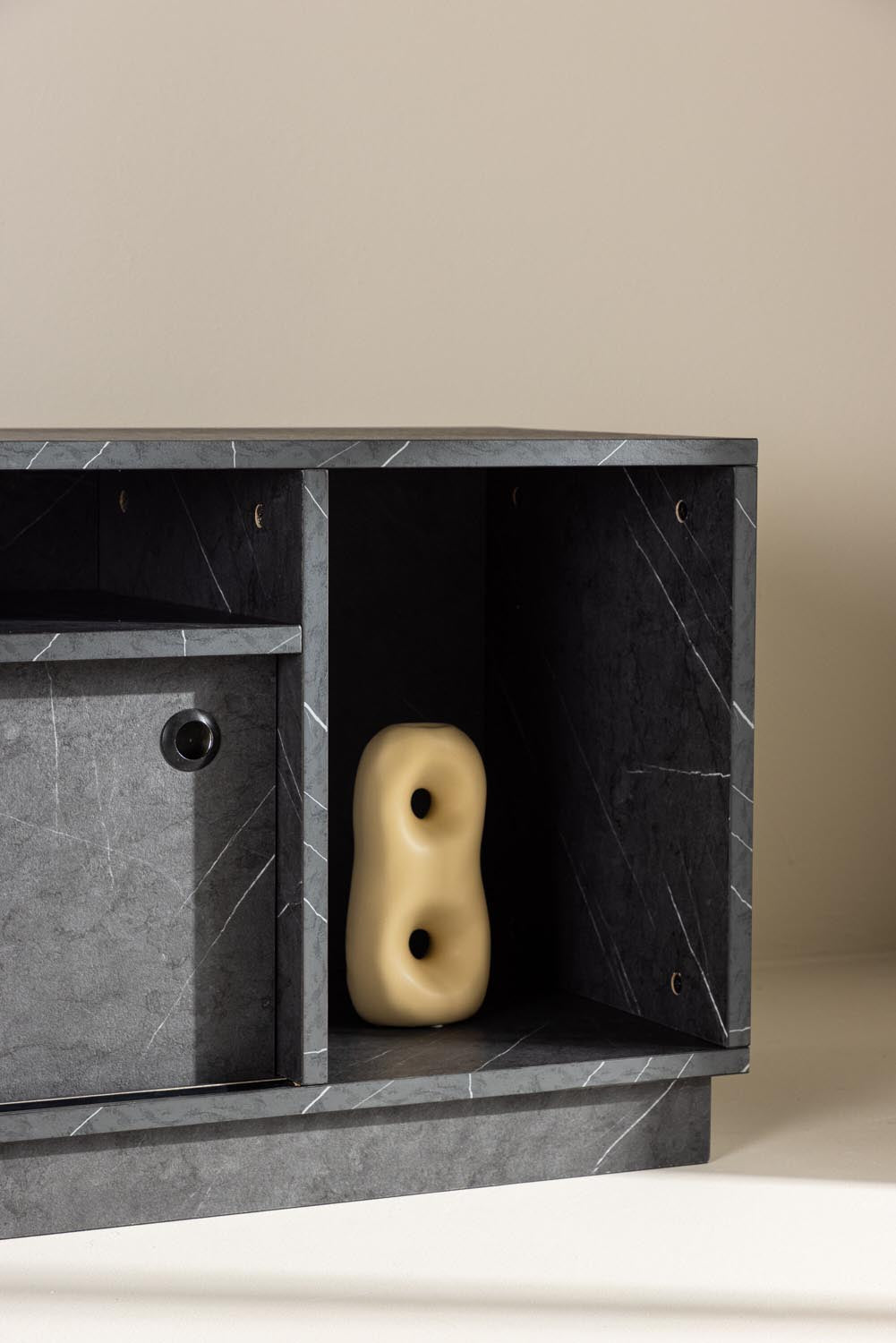 Girnona TV Sideboard in Schwarz präsentiert im Onlineshop von KAQTU Design AG. TV-Möbel ist von Venture Home