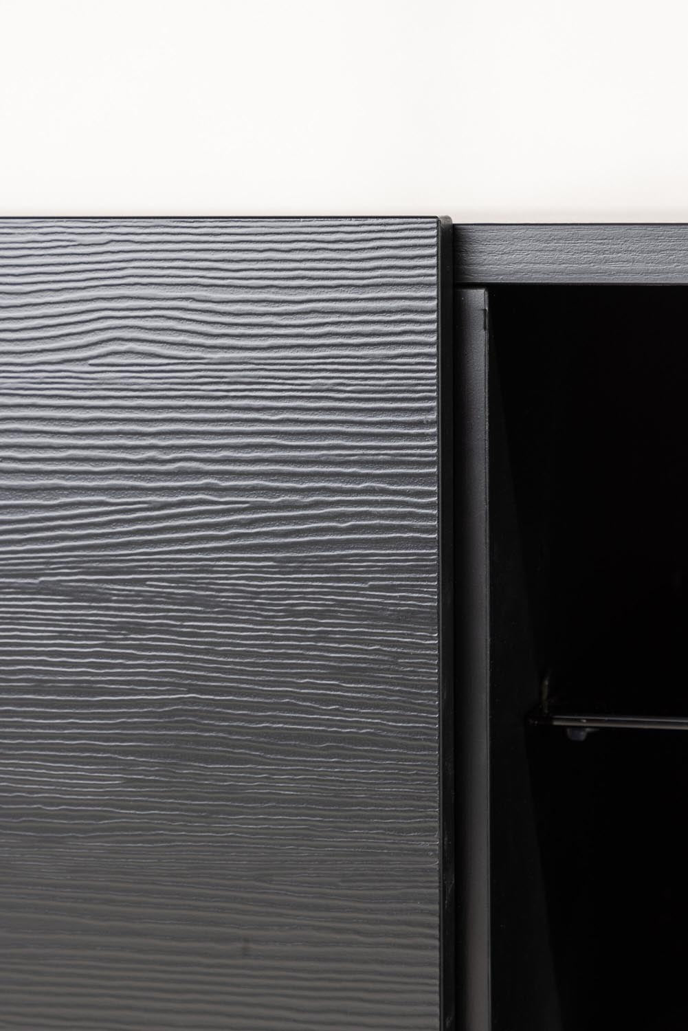 Cuenca TV Sideboard in Schwarz präsentiert im Onlineshop von KAQTU Design AG. TV-Möbel ist von Venture Home
