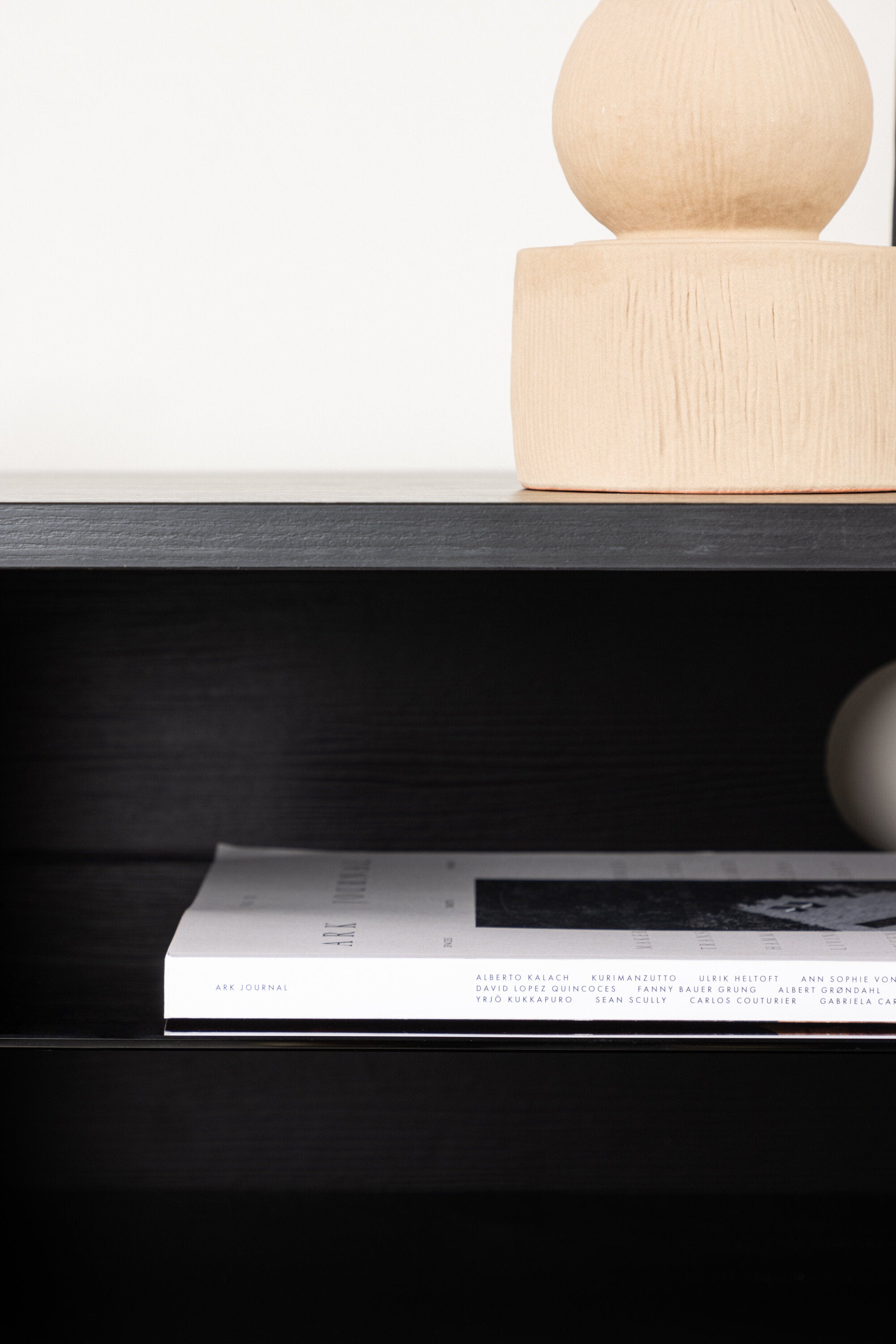 Cuenca TV Sideboard in Schwarz präsentiert im Onlineshop von KAQTU Design AG. TV-Möbel ist von Venture Home