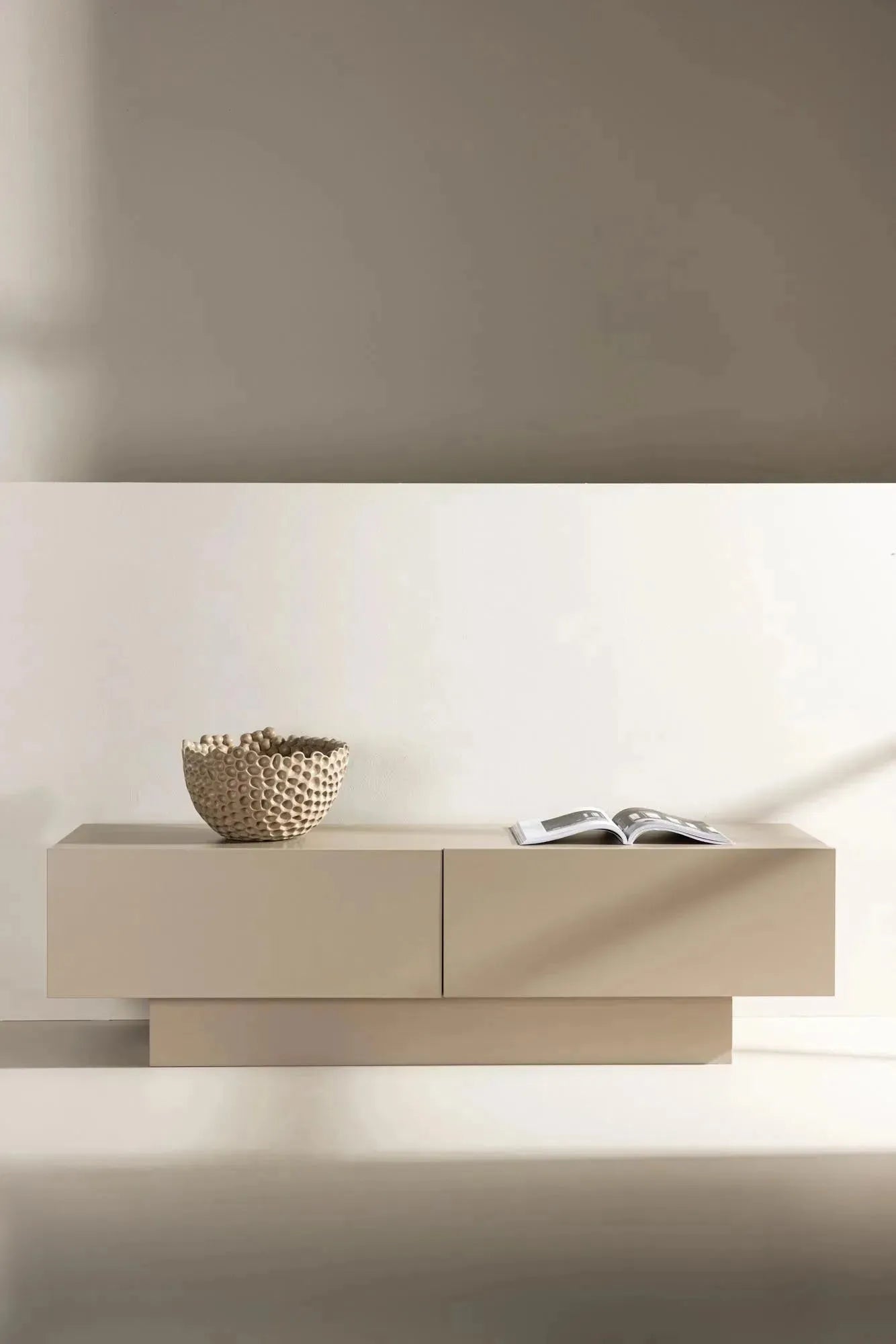 Das Cuenca TV Sideboard von Venture Home bietet stilvolle Aufbewahrung mit modernem Design und hochwertigen Materialien.