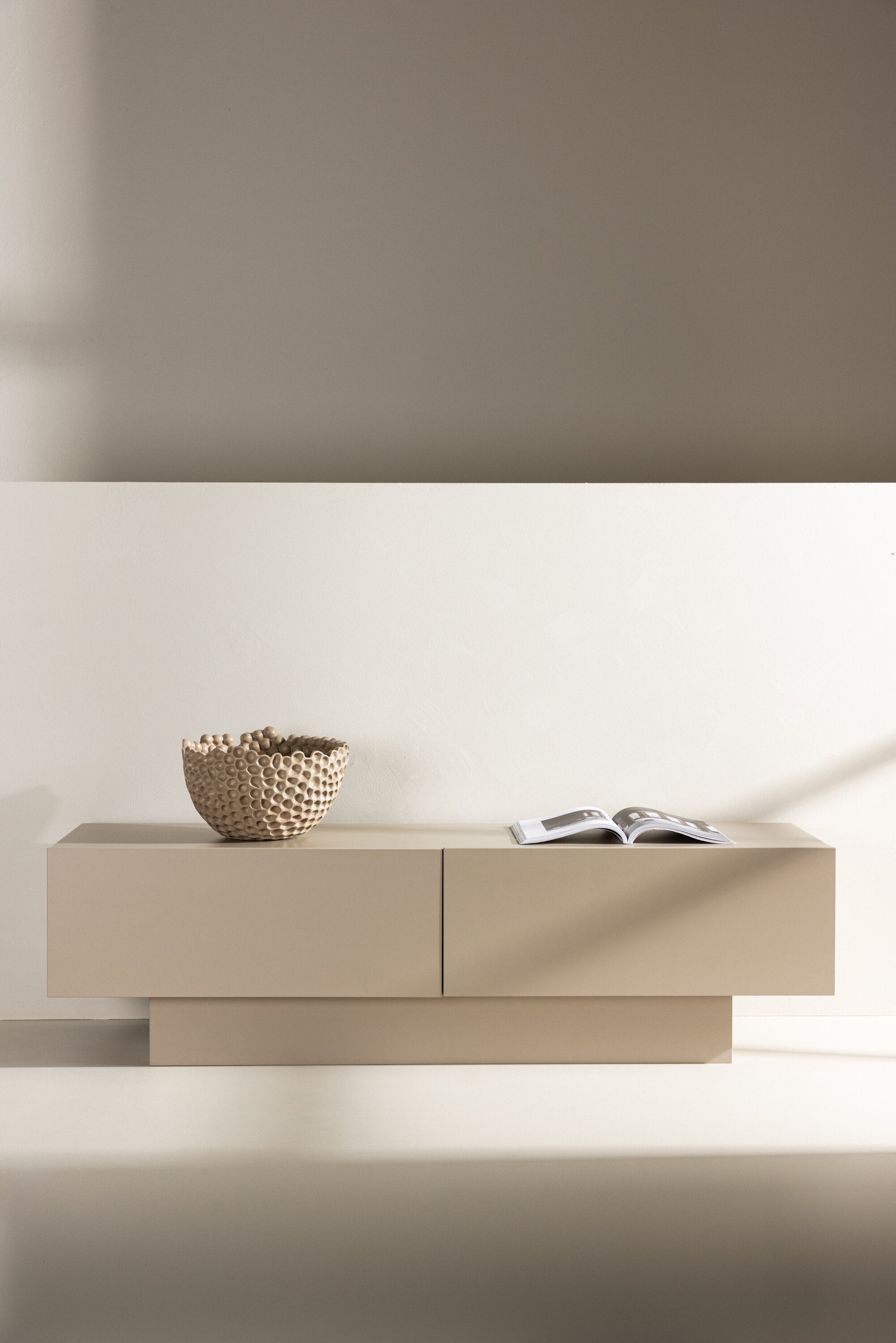 Cuenca TV Sideboard in Beige präsentiert im Onlineshop von KAQTU Design AG. TV-Möbel ist von Venture Home