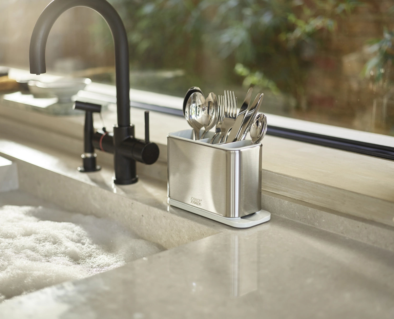 Stylischer Surface Besteckabtropfbehälter aus Edelstahl in Ecru von Joseph Joseph, ideal für die praktische und elegante Aufbewahrung von Besteck.
