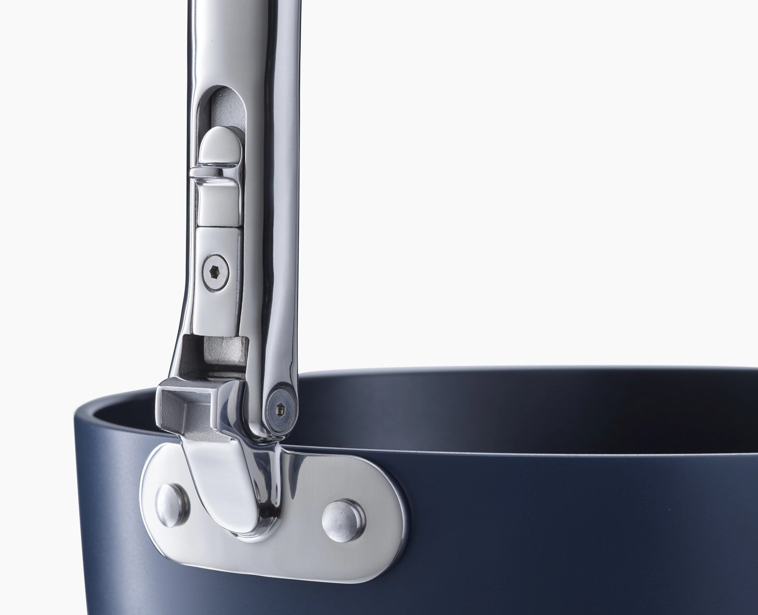 Praktische Joseph Joseph Bratpfanne mit 30 cm Durchmesser und klappbarem Griff, ideal für effizientes Kochen und einfache Aufbewahrung.