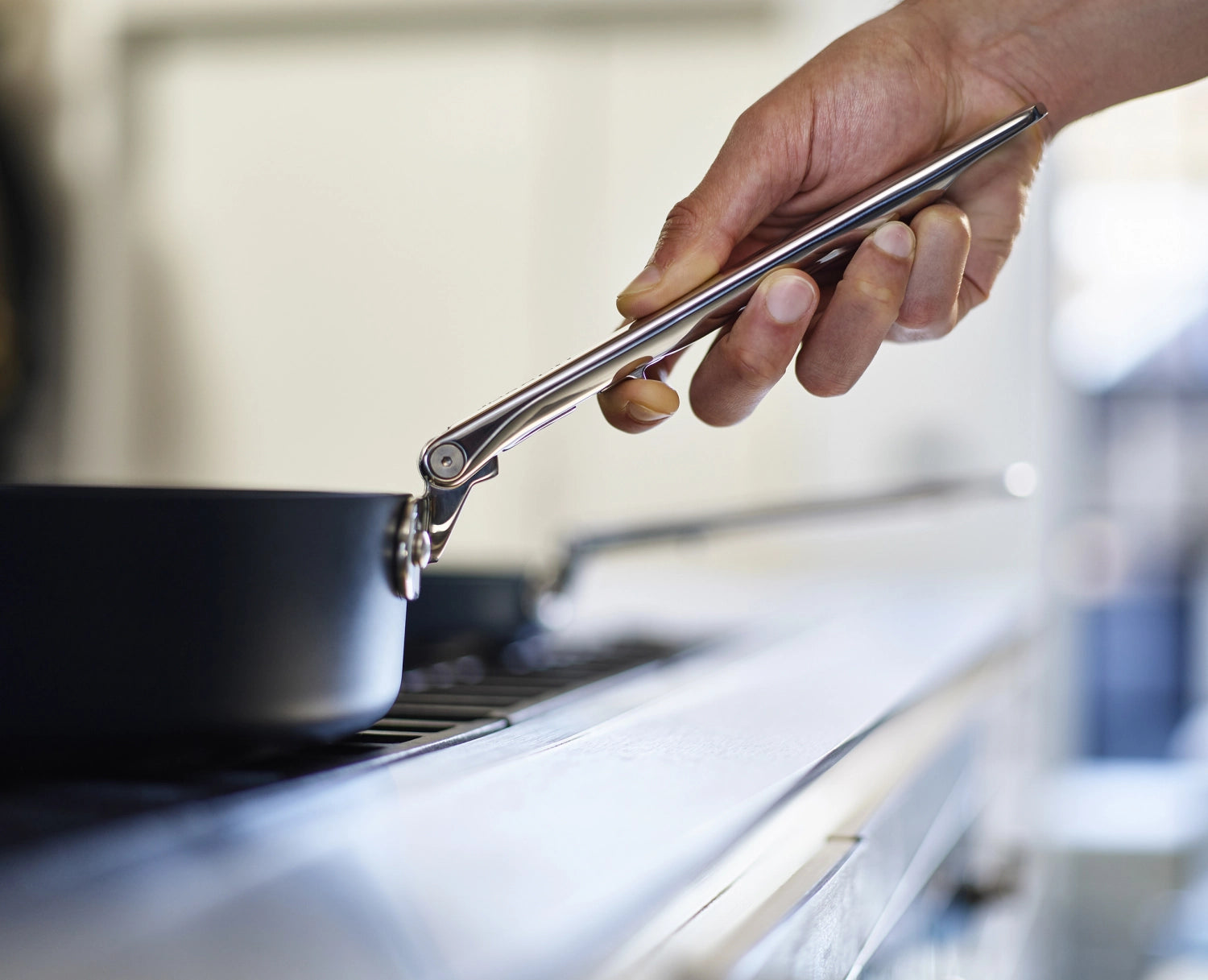 Praktische Joseph Joseph Bratpfanne mit 30 cm Durchmesser und klappbarem Griff, perfekt für effizientes Kochen und einfache Aufbewahrung.