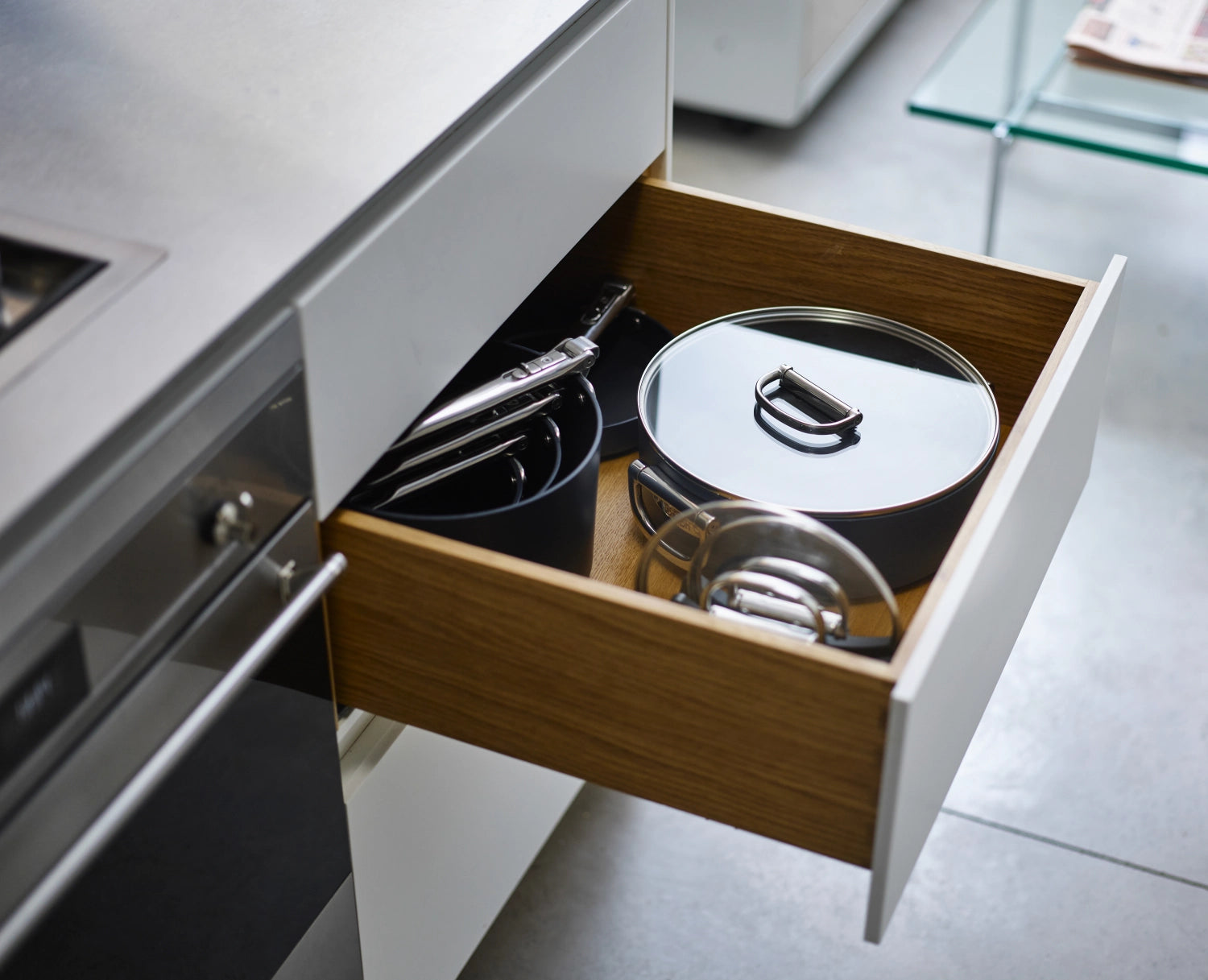 Eleganter Joseph Joseph Schmortopf mit klappbaren Griffen, 28 cm, perfekt für effizientes Kochen und ansprechendes Servieren.