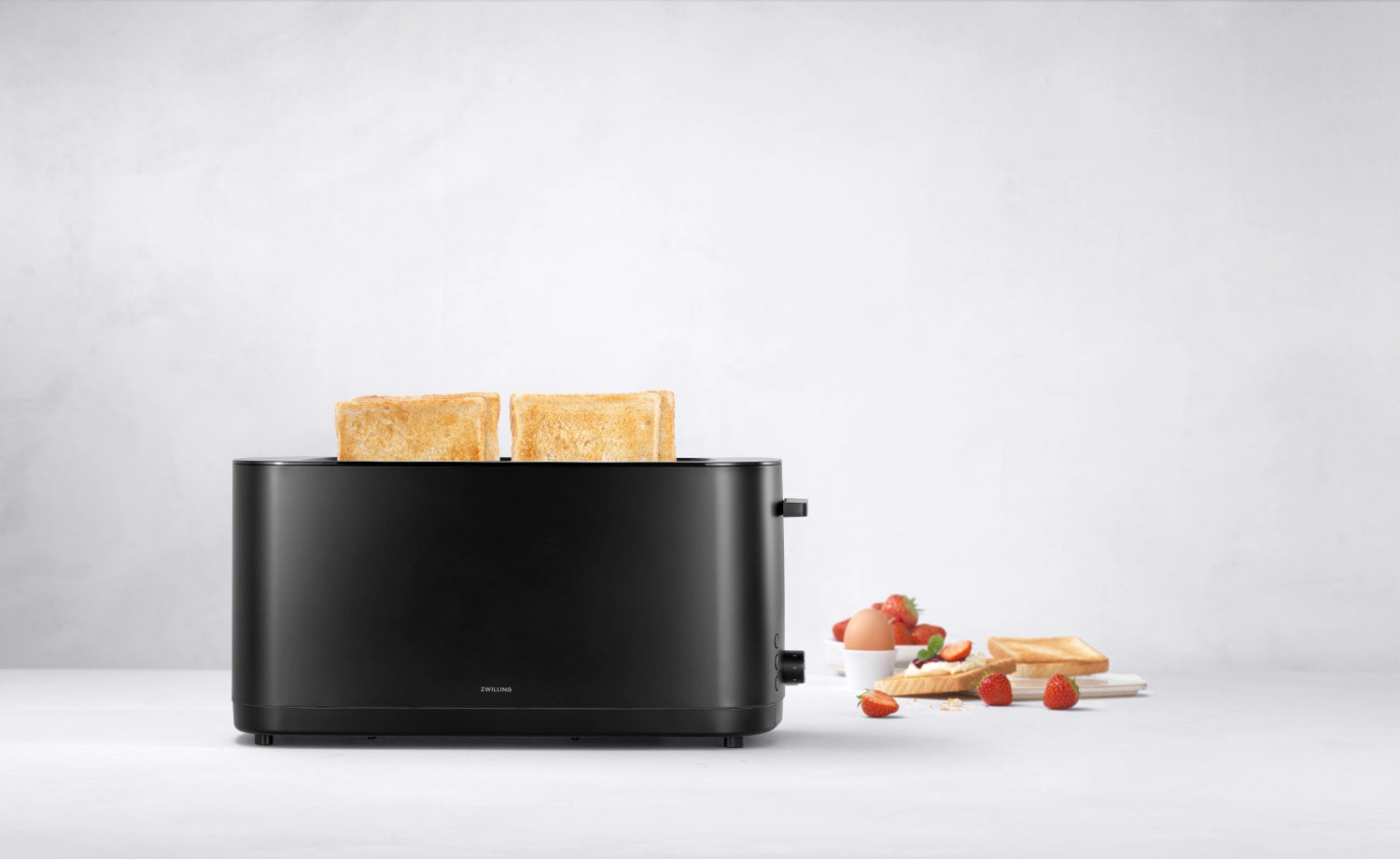 Eleganter schwarzer Toaster Enfinigy 2/4 von Zwilling mit praktischem Brötchenaufsatz, ideal für knuspriges Toast und Brötchen in der modernen Küche.