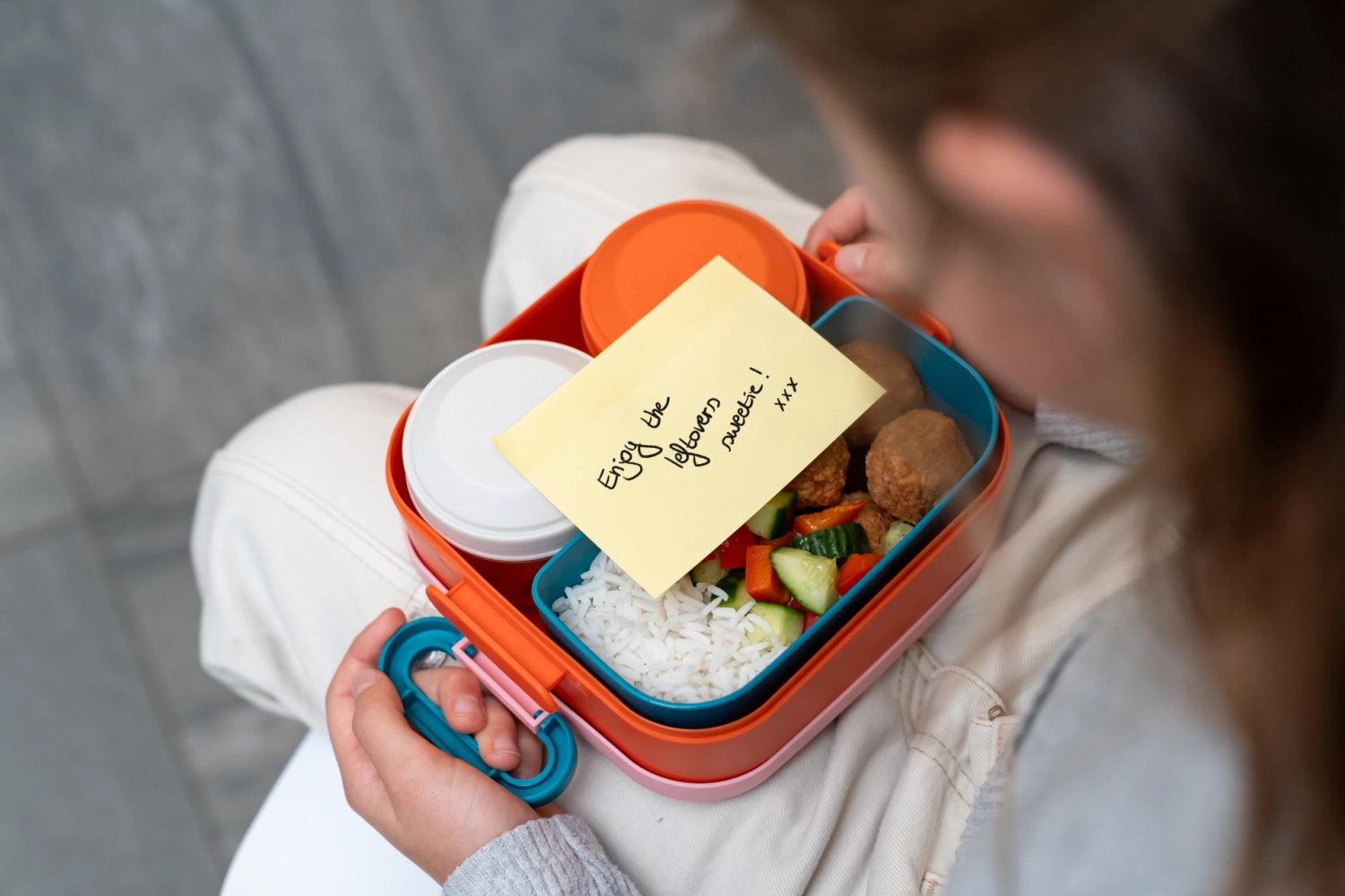 Bunte Rikko Lunchbox im Poppy Flamingo Design, perfekt für Snacks und Mahlzeiten unterwegs, leicht und umweltfreundlich.
