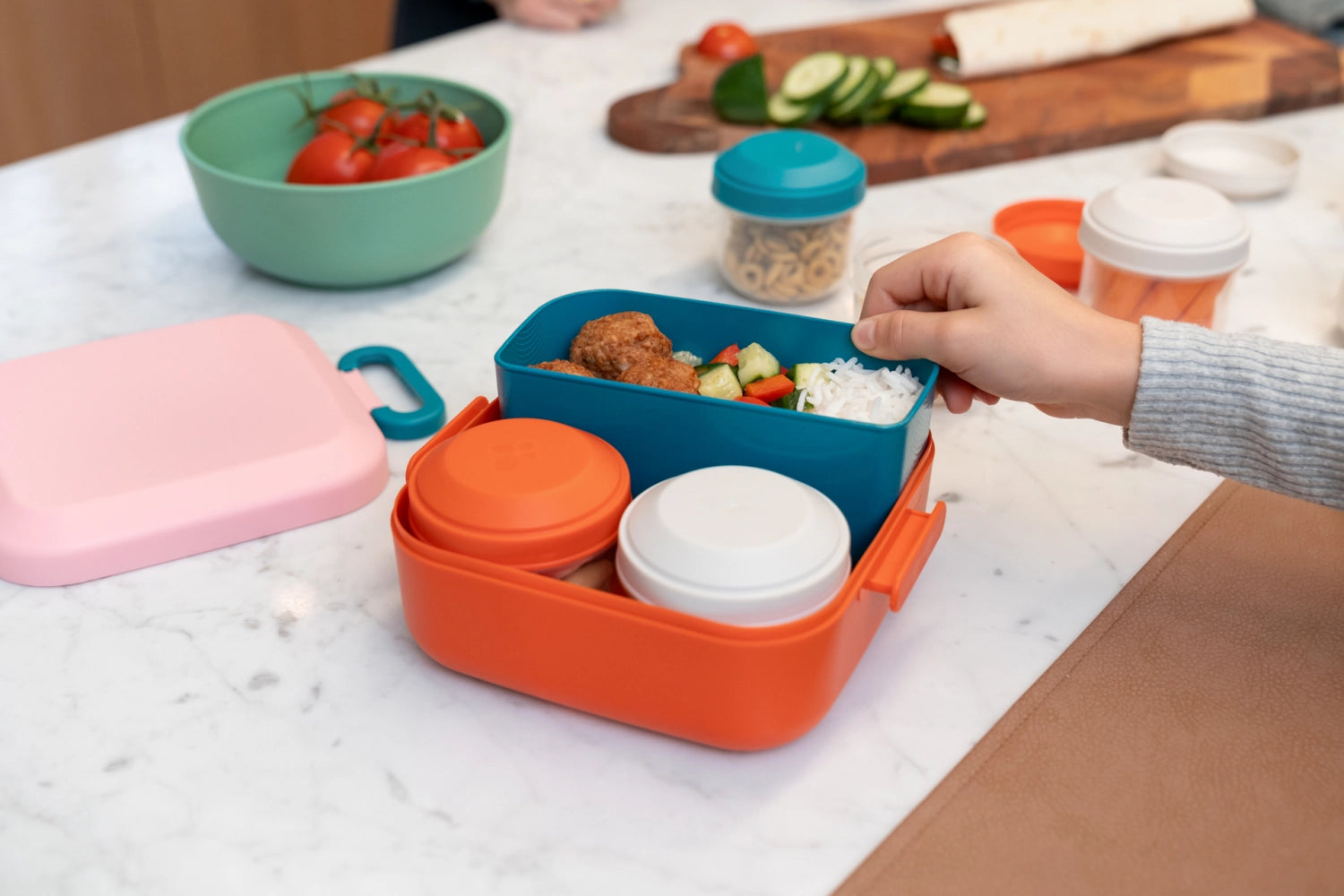 Vibrante Rikko Lunchbox im fröhlichen Poppy Flamingo Muster, ideal für die Aufbewahrung von Speisen und Snacks für unterwegs.
